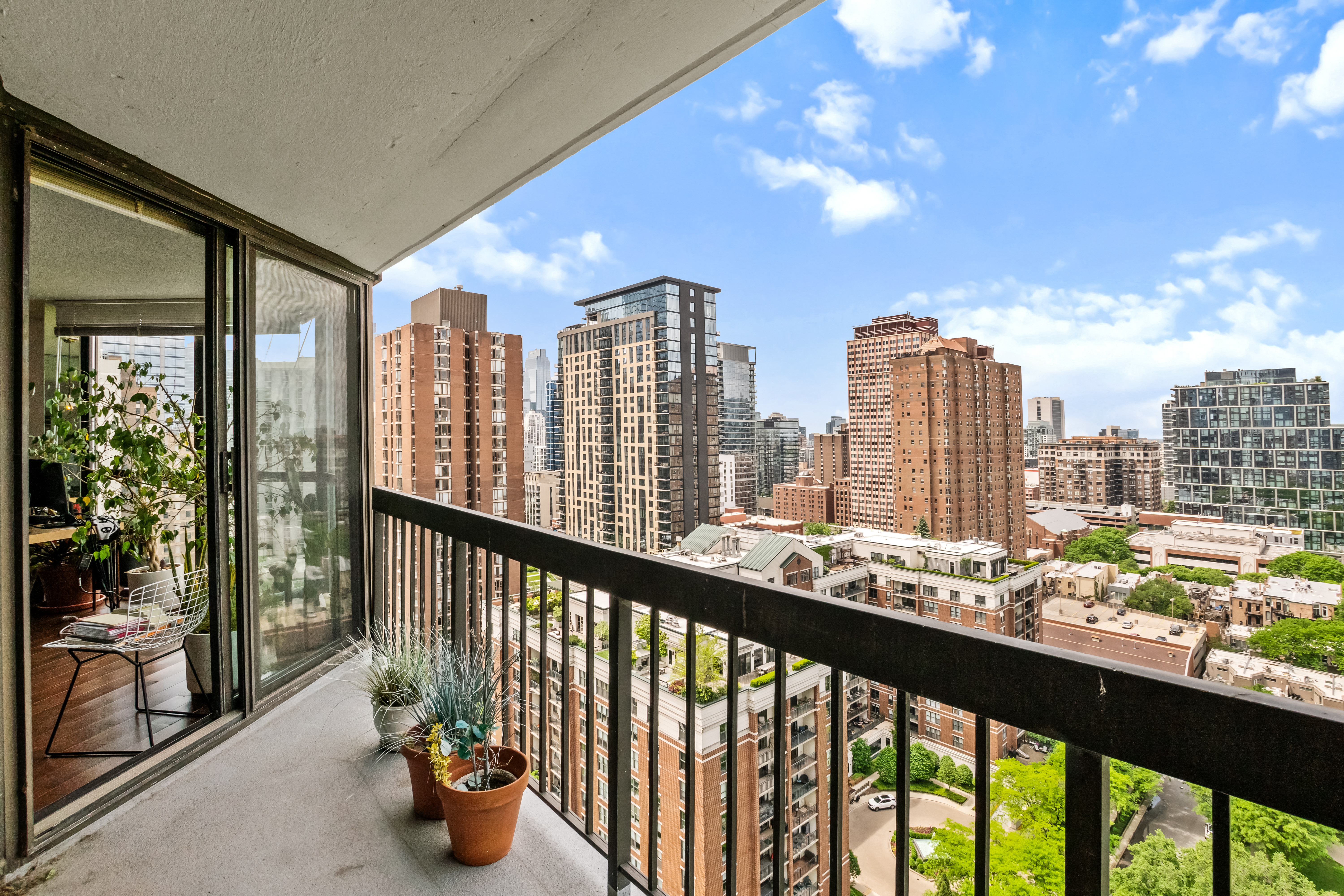  Experience Elevated City Living in this Spacious Southwest Corner Condo - 物件實景