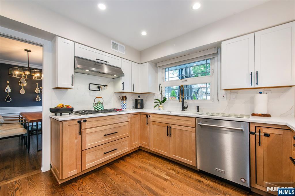Elmwood Park, New Jersey, 07407, United States, 3 Bedrooms Bedrooms, ,3 BathroomsBathrooms,Residential,For Sale,1941820