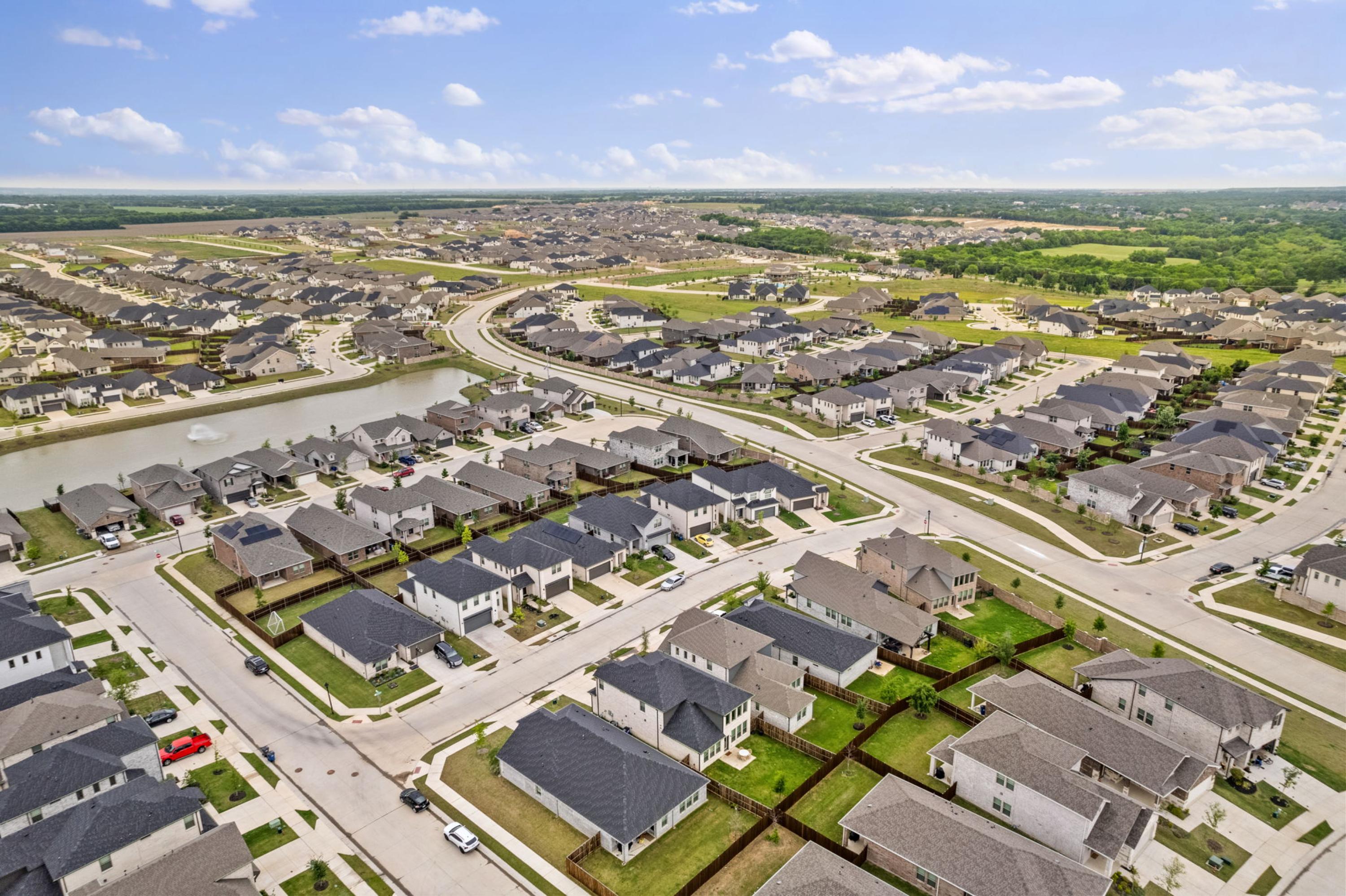 High Ceilings, Natural Light, and Modern Elegance in McKinney ISD - 物件實景
