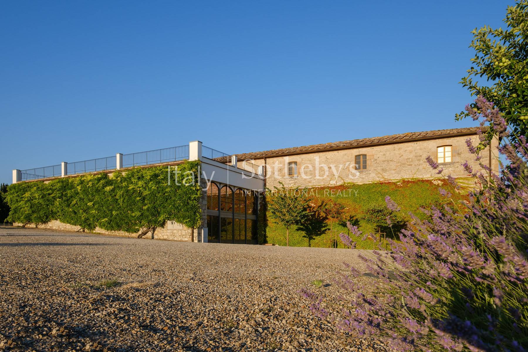  A prestigious wine estate with villa, pool and church - 物件實景
