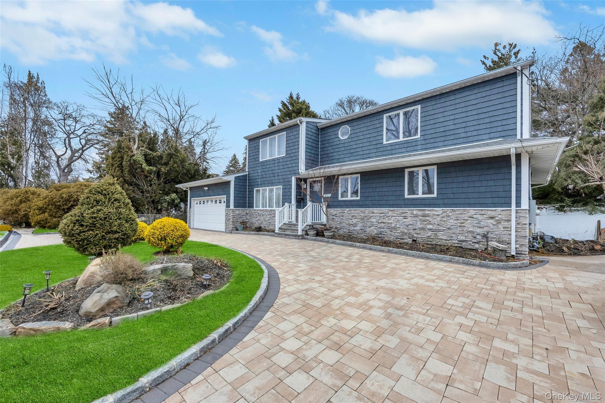 Lindenhurst, New York, 11757, United States, 5 Bedrooms Bedrooms, ,3 BathroomsBathrooms,Residential,For Sale,1917845
