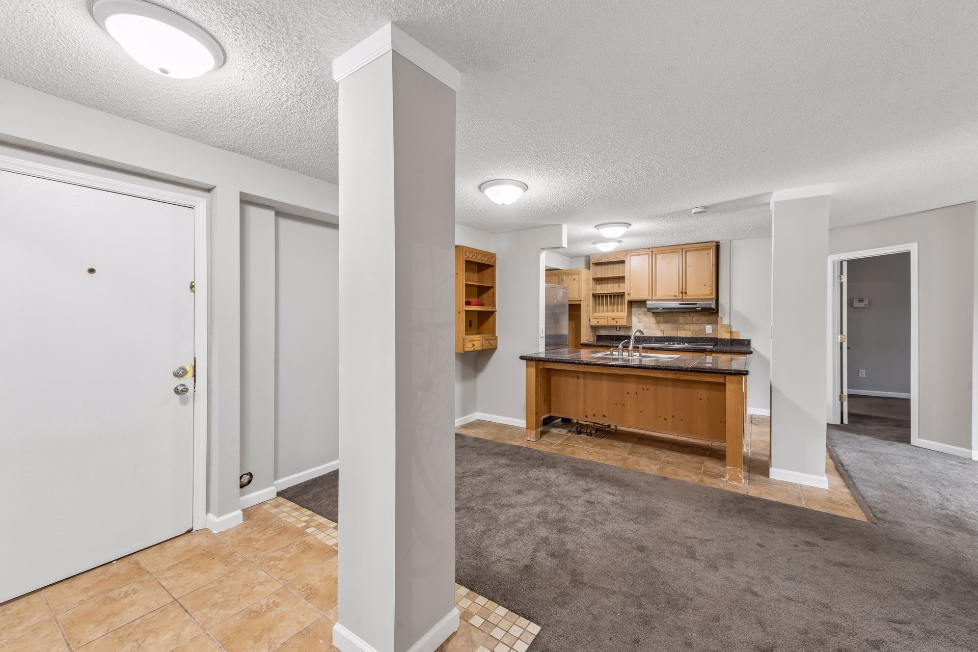  Updated Walkout Condo with Amenities - 物件實景