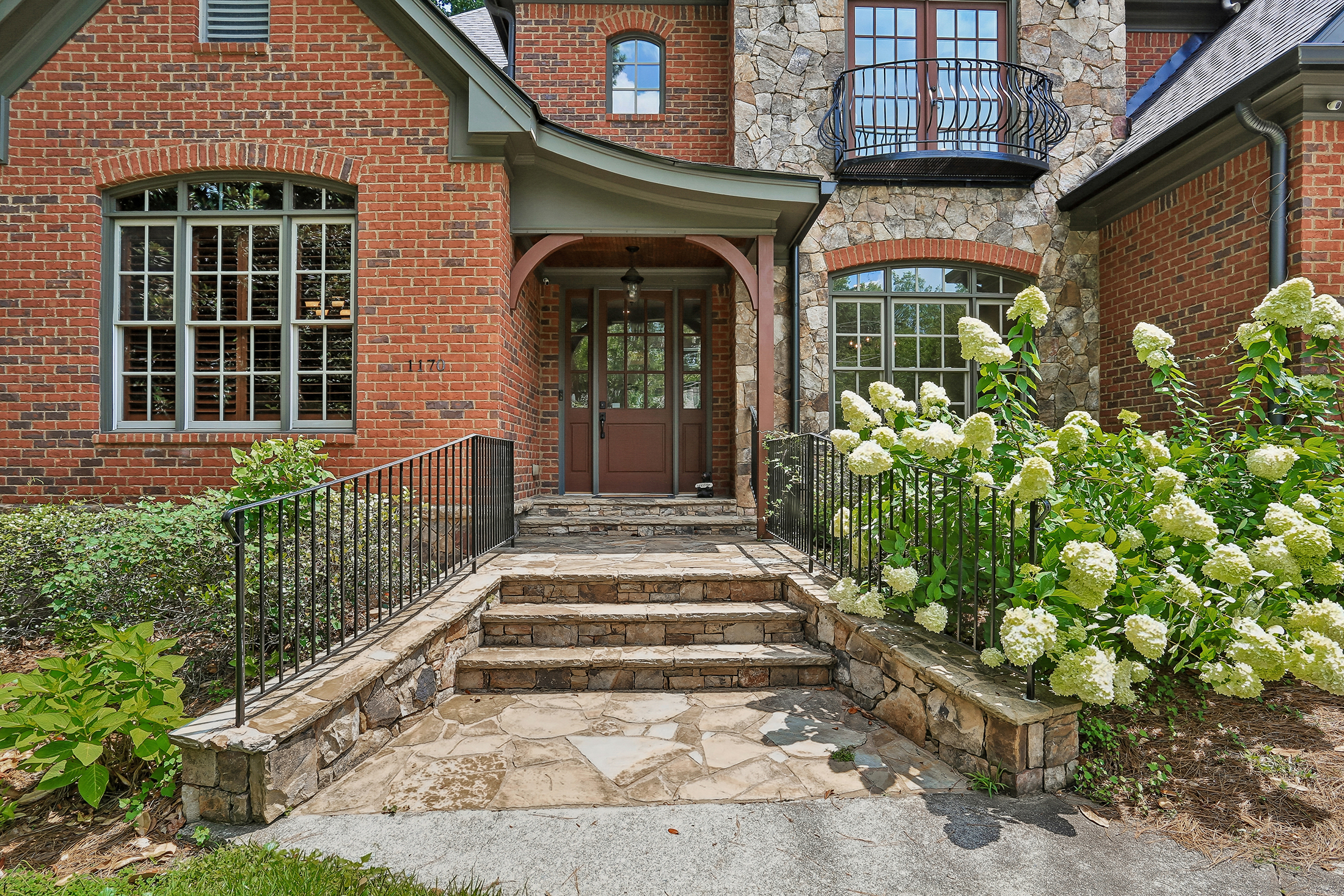  Stunning Brick Traditional in Sought-after Pine Hills - 物件實景