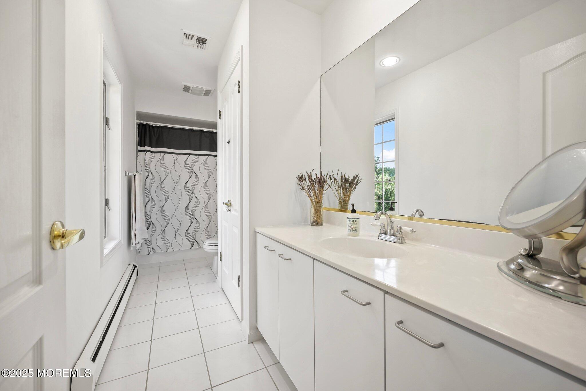 Manalapan, New Jersey, 07726, United States, 5 Bedrooms Bedrooms, ,7 BathroomsBathrooms,Residential,For Sale,1979083