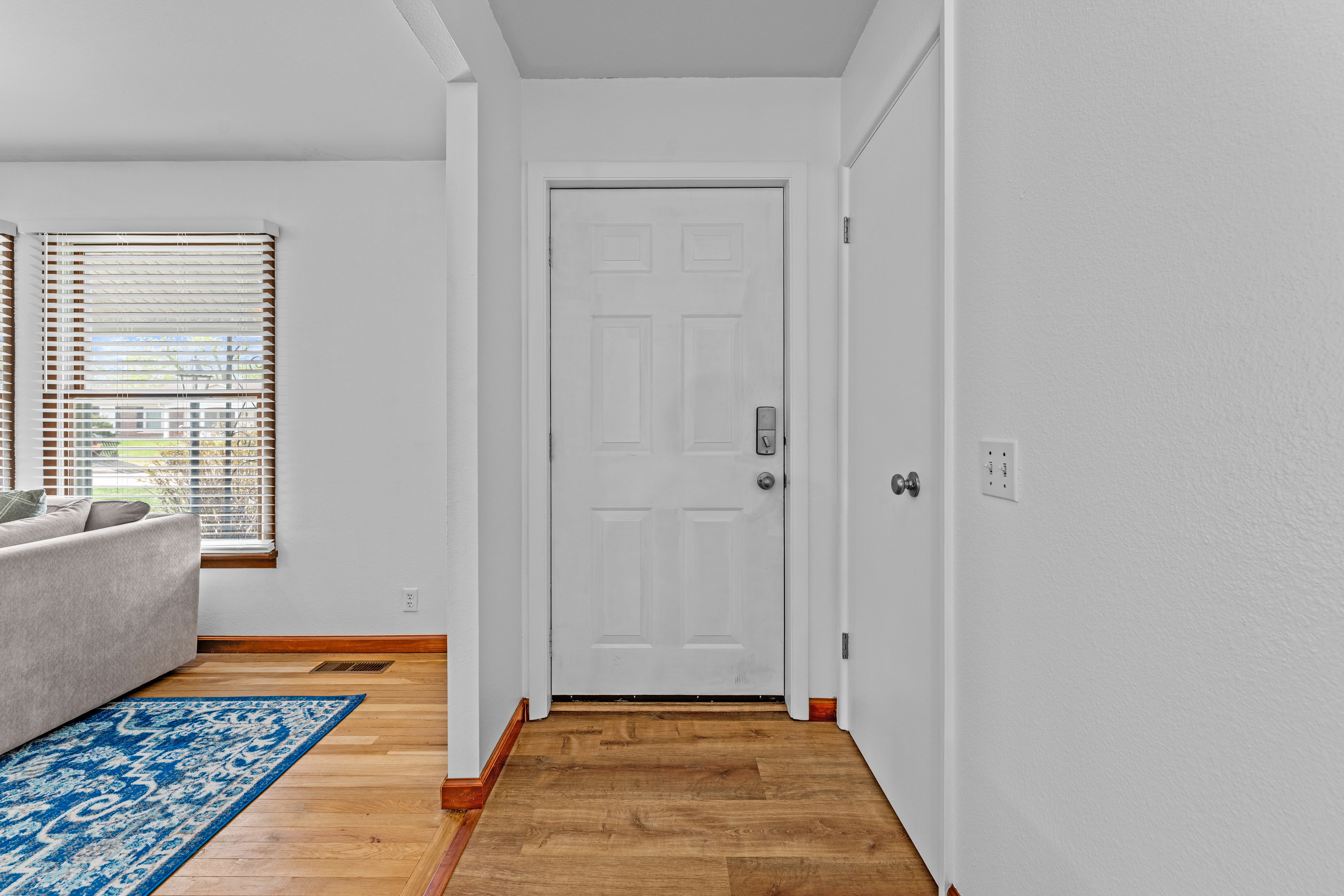  Exceptional low-maintenance brick and stone home makes - 物件實景