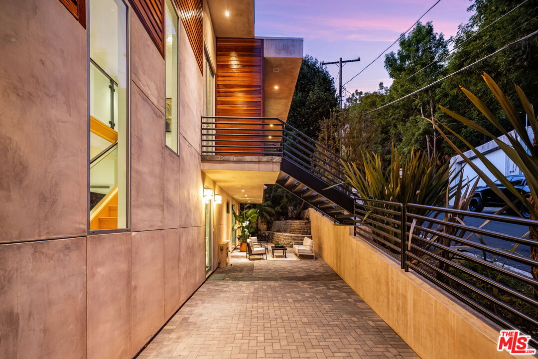 Los Angeles, California, 90049, United States, 4 Bedrooms Bedrooms, ,5 BathroomsBathrooms,Residential,For Sale,1901289
