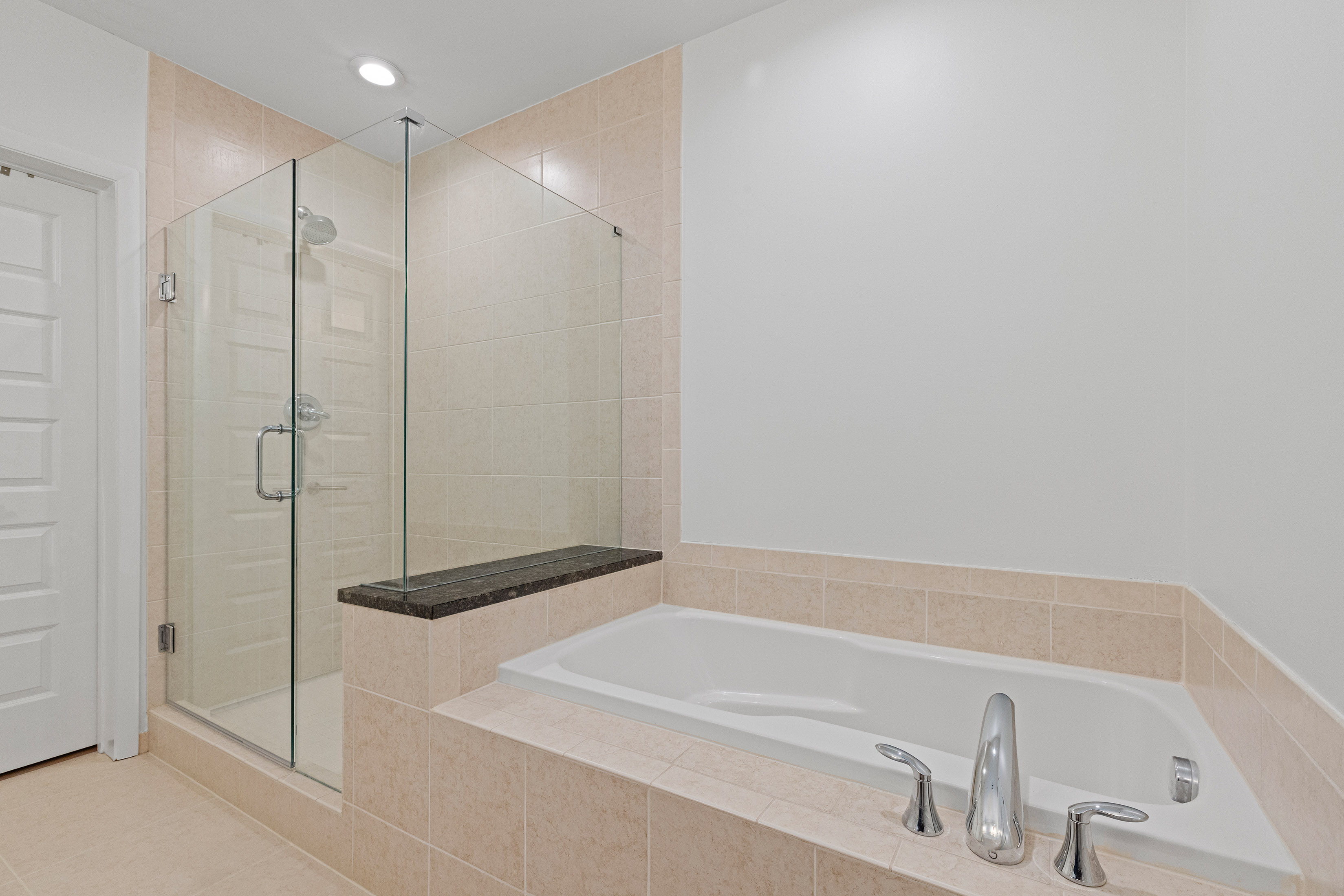  Exceptional Condo Offer Offers an Array of Amenities in a Prime Location - 物件實景