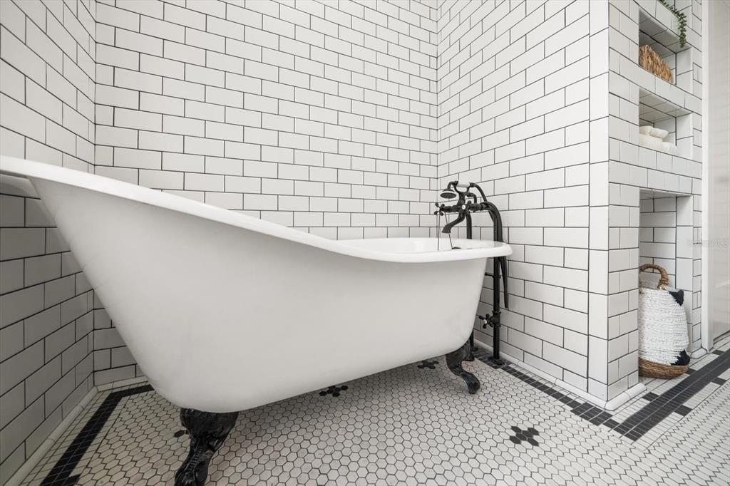 St Petersburg, Florida, 33707, United States, 5 Bedrooms Bedrooms, ,9 BathroomsBathrooms,Residential,For Sale,2000985