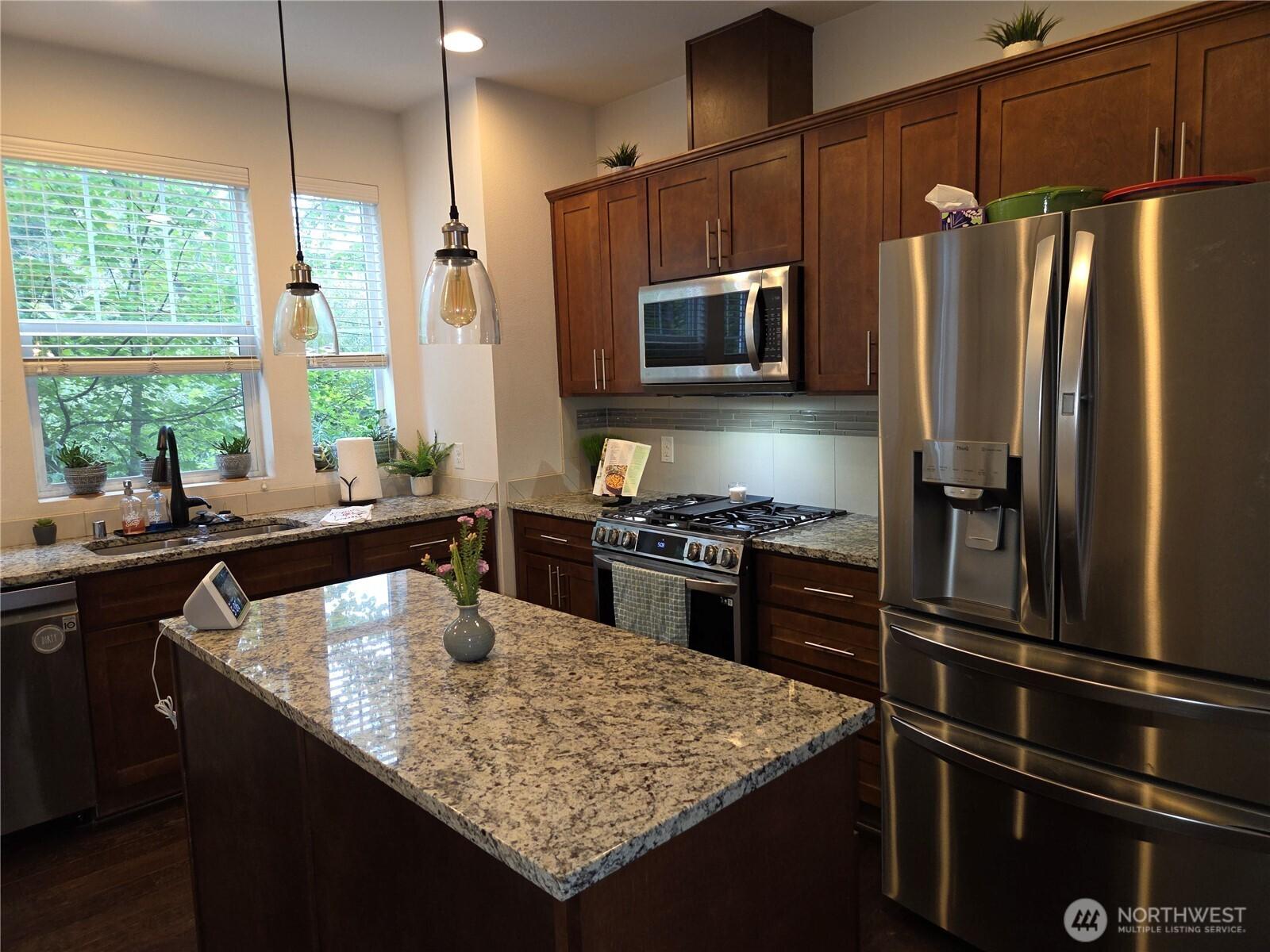 EVERETT, Washington, 98208, United States, 2 Bedrooms Bedrooms, ,3 BathroomsBathrooms,Residential,For Sale,1896693