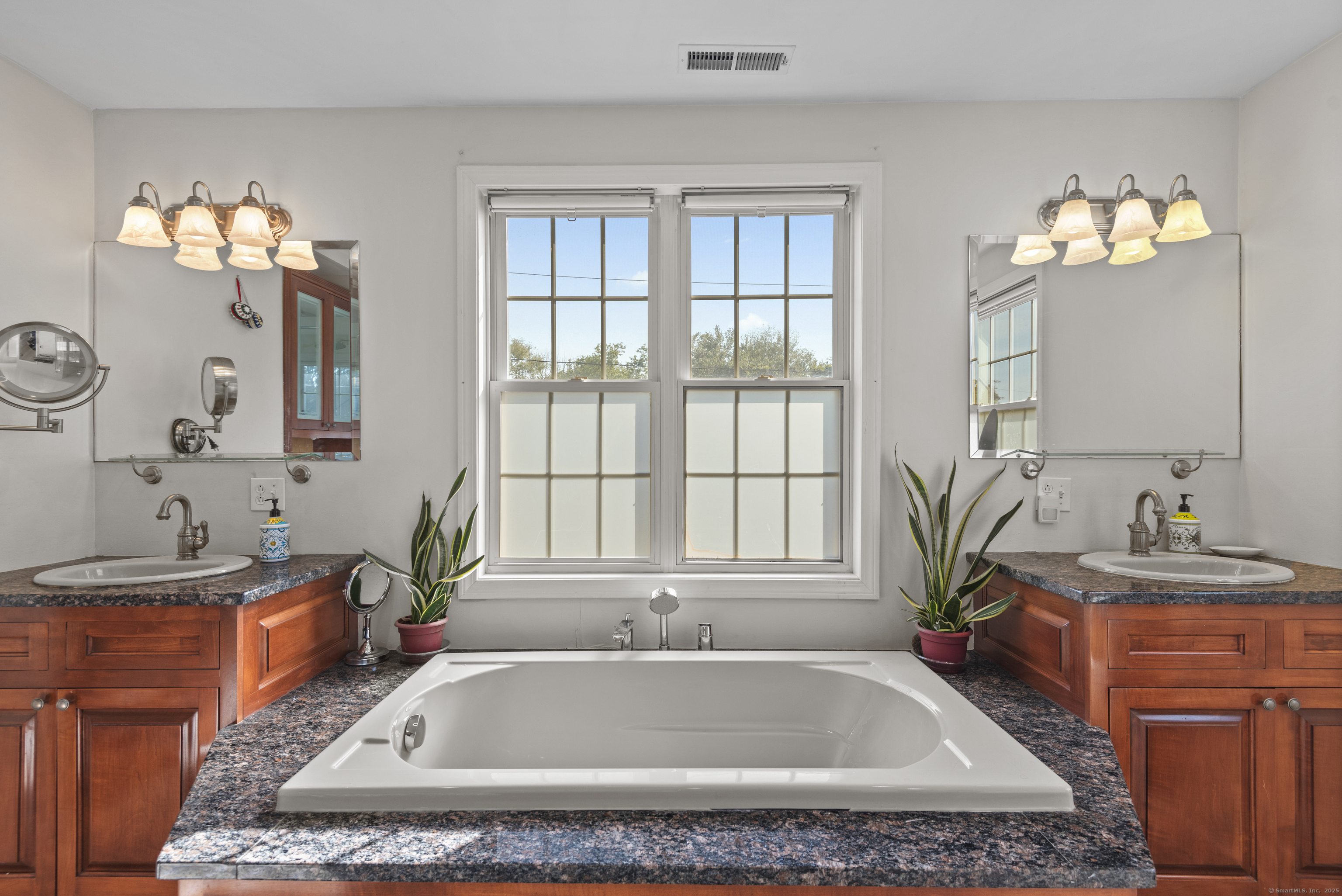 Milford, Connecticut, 06460, United States, 4 Bedrooms Bedrooms, ,3 BathroomsBathrooms,Residential,For Sale,1848853