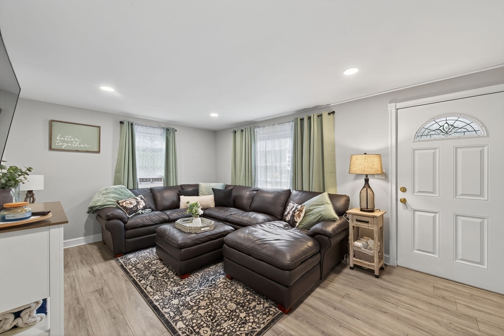 Dracut, Massachusetts, 01826, United States, 4 Bedrooms Bedrooms, ,2 BathroomsBathrooms,Residential,For Sale,1937209