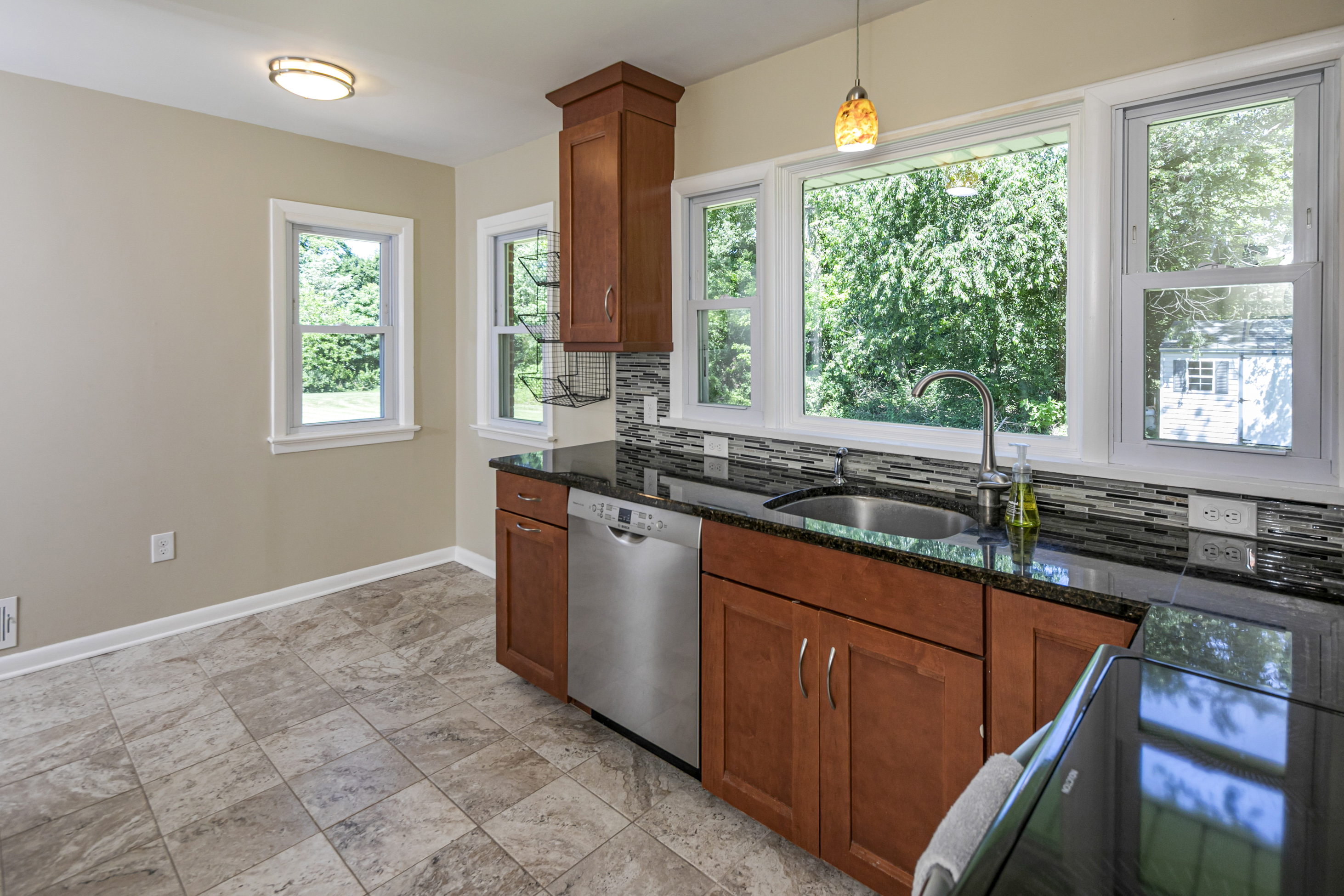  Move-In Ready Ranch in a Terrific Location - 物件實景