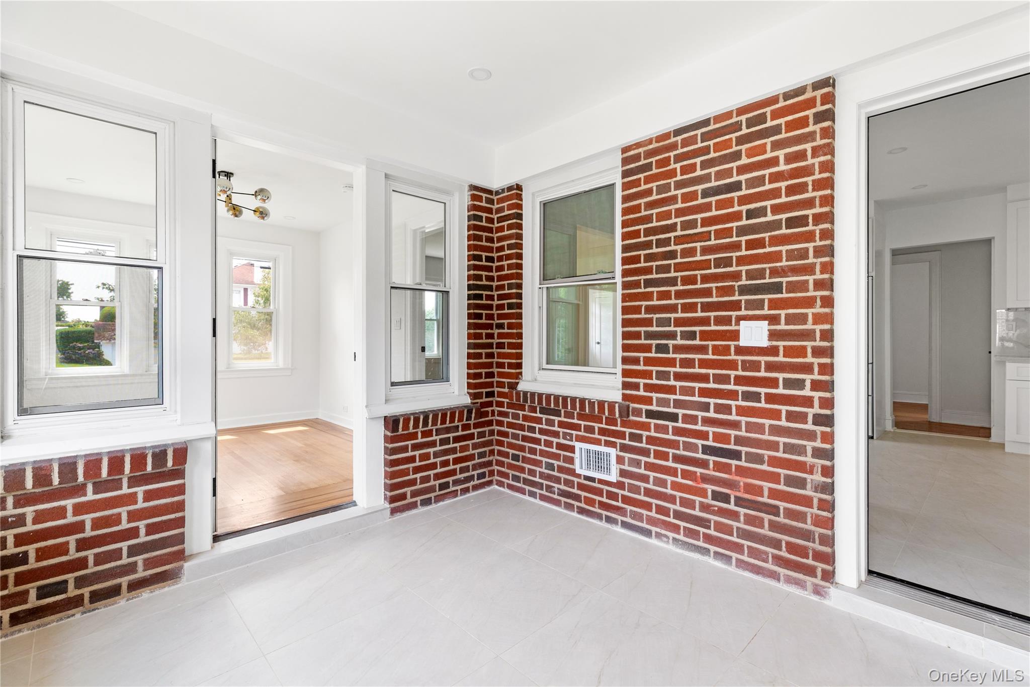  220 Pomander Road, Mineola, NY, 11501 - 物件實景