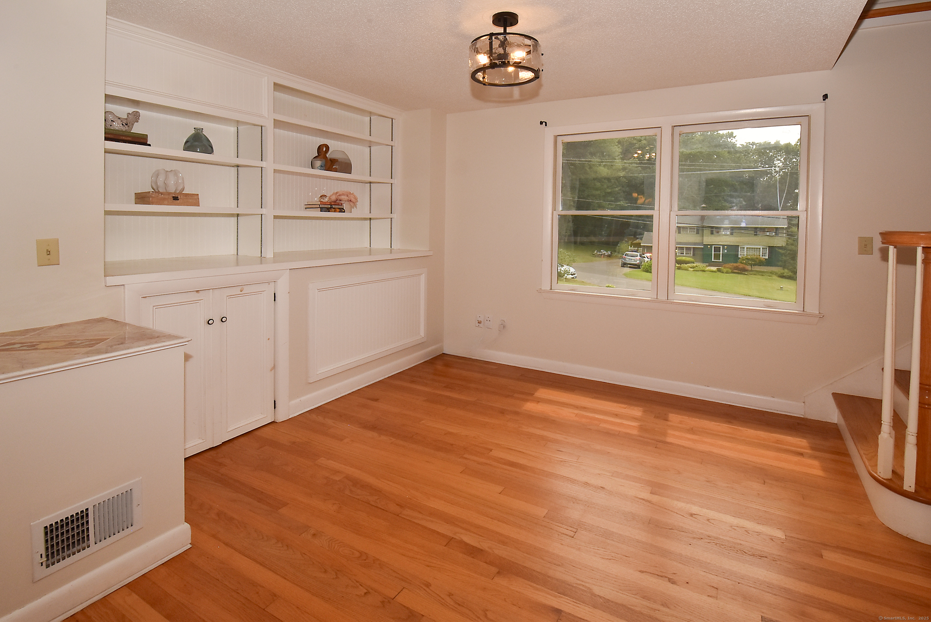 Ellington, Connecticut, 06029, United States, 5 Bedrooms Bedrooms, ,4 BathroomsBathrooms,Residential,For Sale,1911965