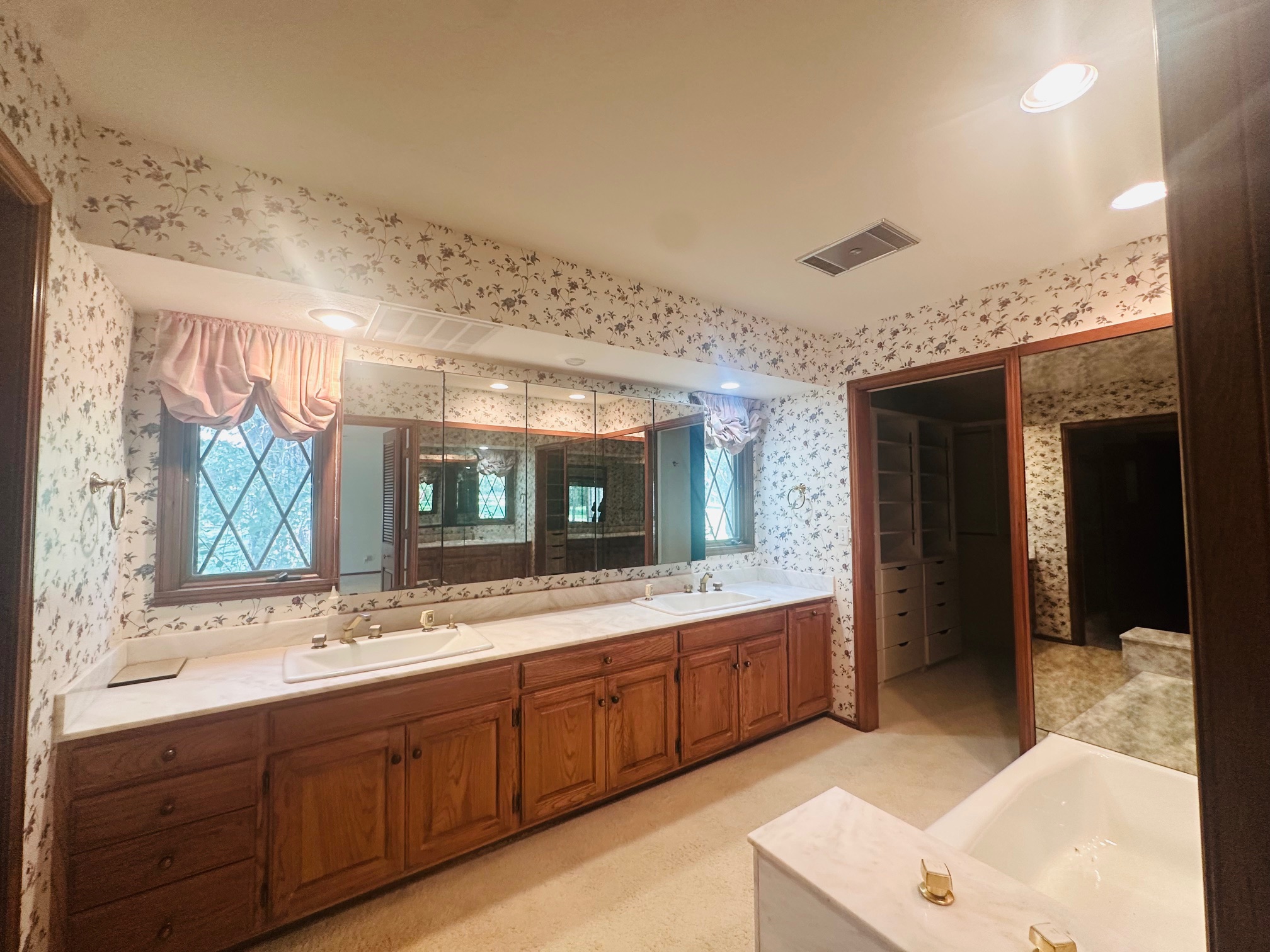 Enid, Oklahoma, 73703, United States, 5 Bedrooms Bedrooms, ,5 BathroomsBathrooms,Residential,For Sale,1981686