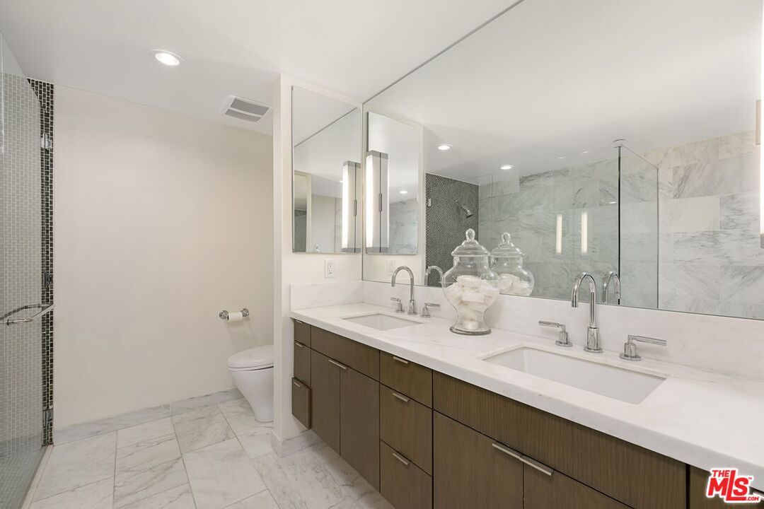 Santa Monica, California, 90401, United States, 2 Bedrooms Bedrooms, ,2 BathroomsBathrooms,Residential,For Sale,2001911