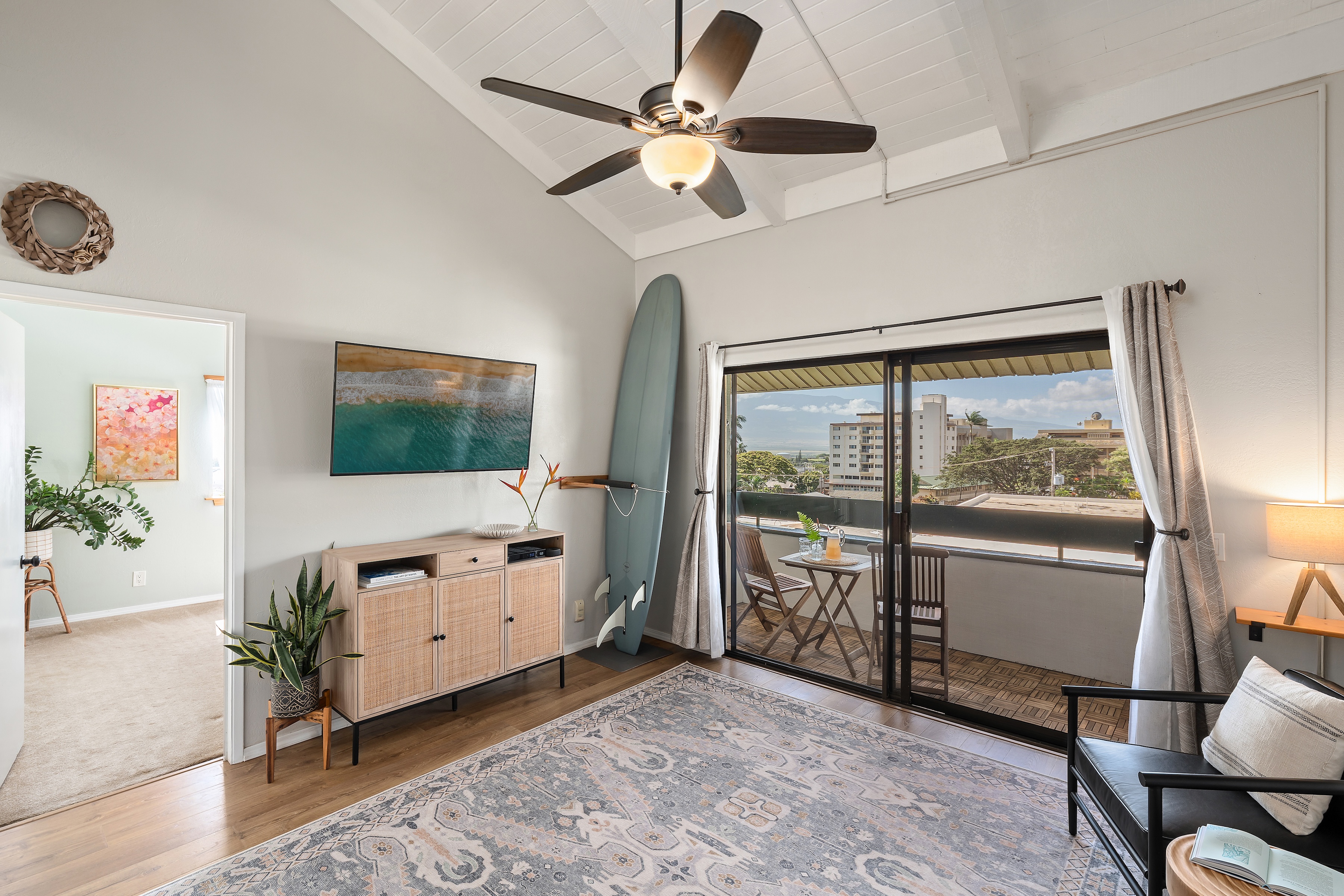  Centrally Located Living with Vaulted Ceilings and Views - 物件實景