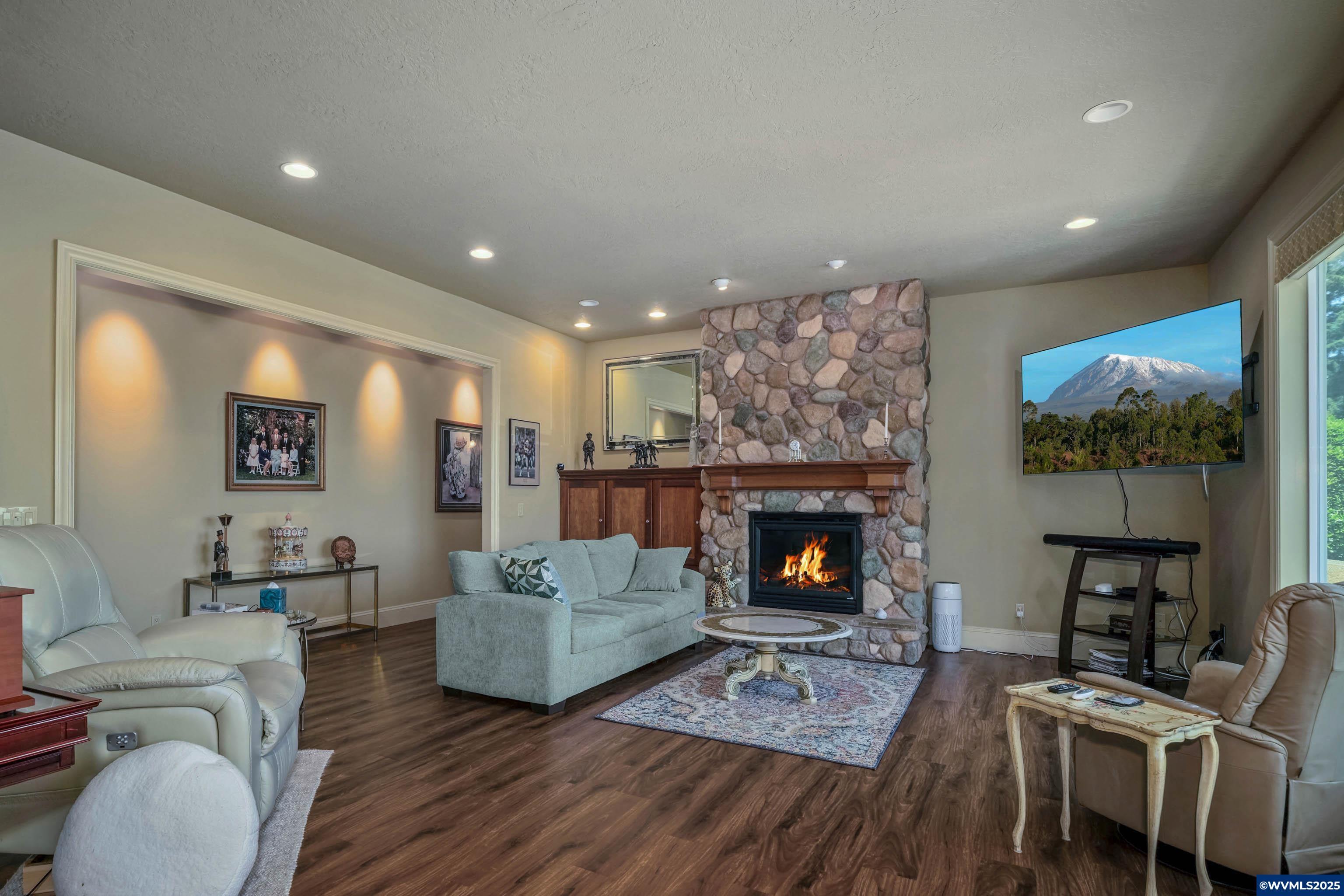 Turner, Oregon, 97392, United States, 4 Bedrooms Bedrooms, ,4 BathroomsBathrooms,Residential,For Sale,1848643