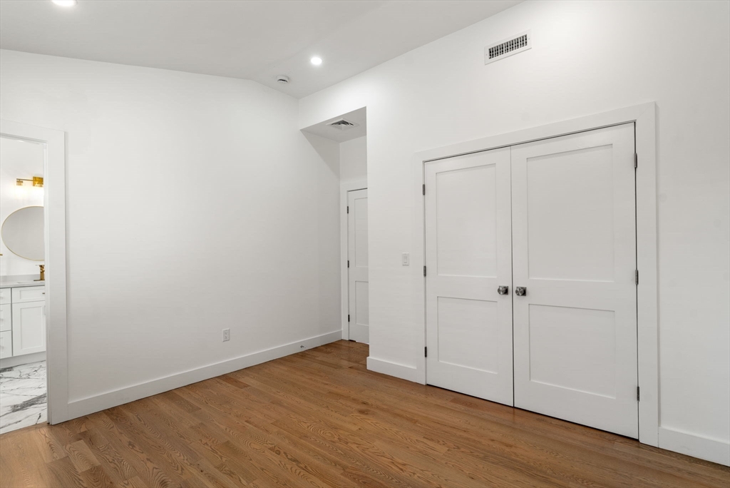 Waltham, Massachusetts, 02451, United States, 3 Bedrooms Bedrooms, ,2 BathroomsBathrooms,Residential,For Sale,1960528