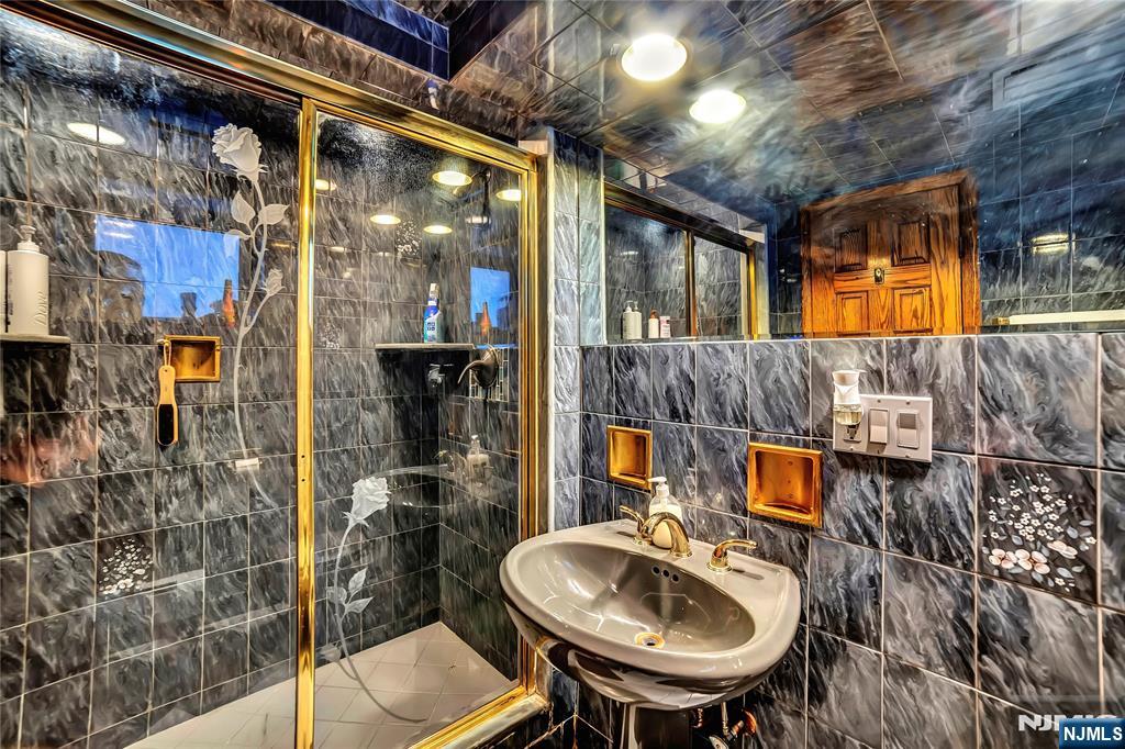 Cliffside Park, New Jersey, 07010, United States, 3 Bedrooms Bedrooms, ,2 BathroomsBathrooms,Residential,For Sale,1992851