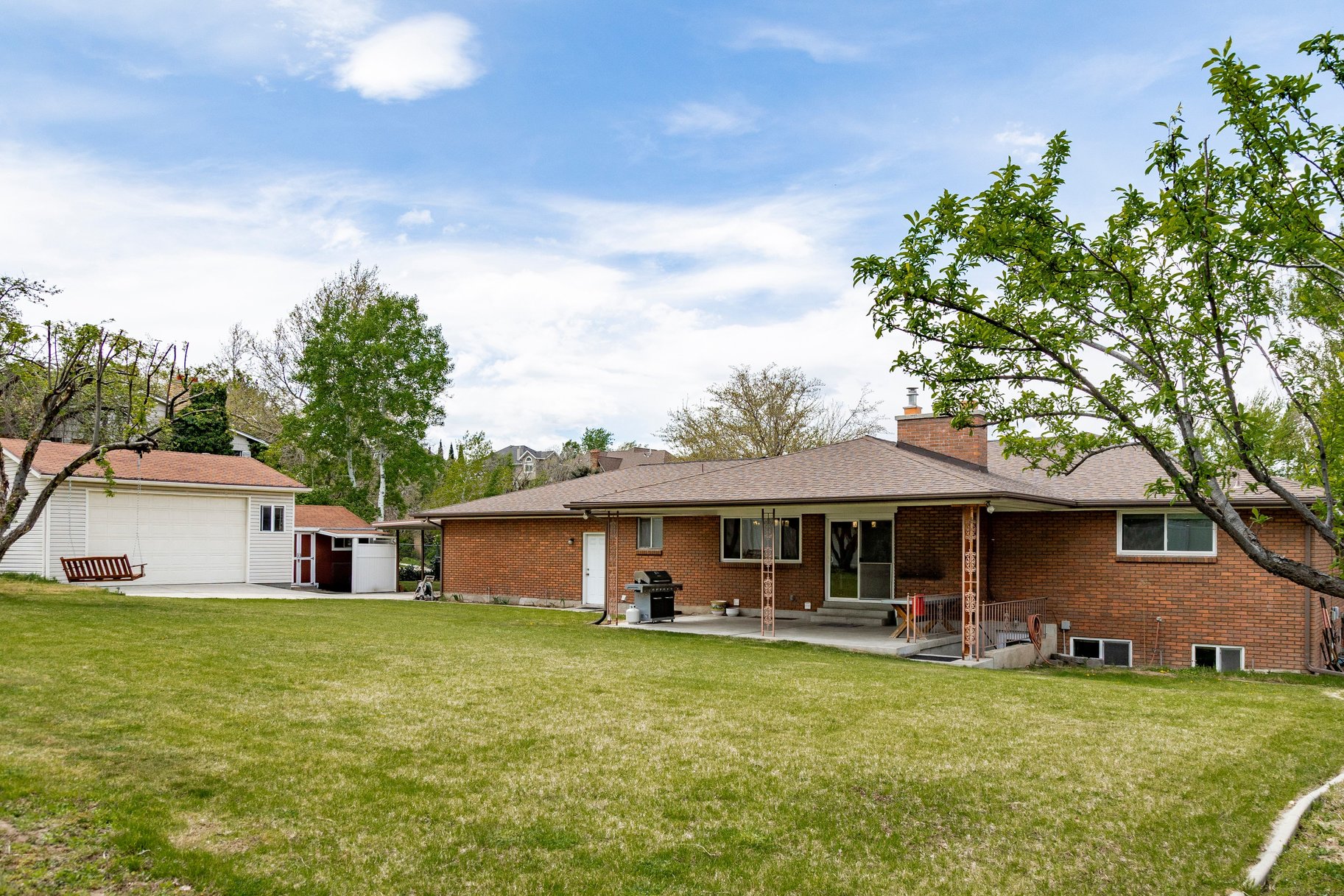  Classic Brick Rambler in Quiet Golf Community - 物件實景