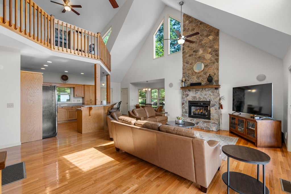 Murphy, North Carolina, 28096, United States, 4 Bedrooms Bedrooms, ,4 BathroomsBathrooms,Residential,For Sale,1871298