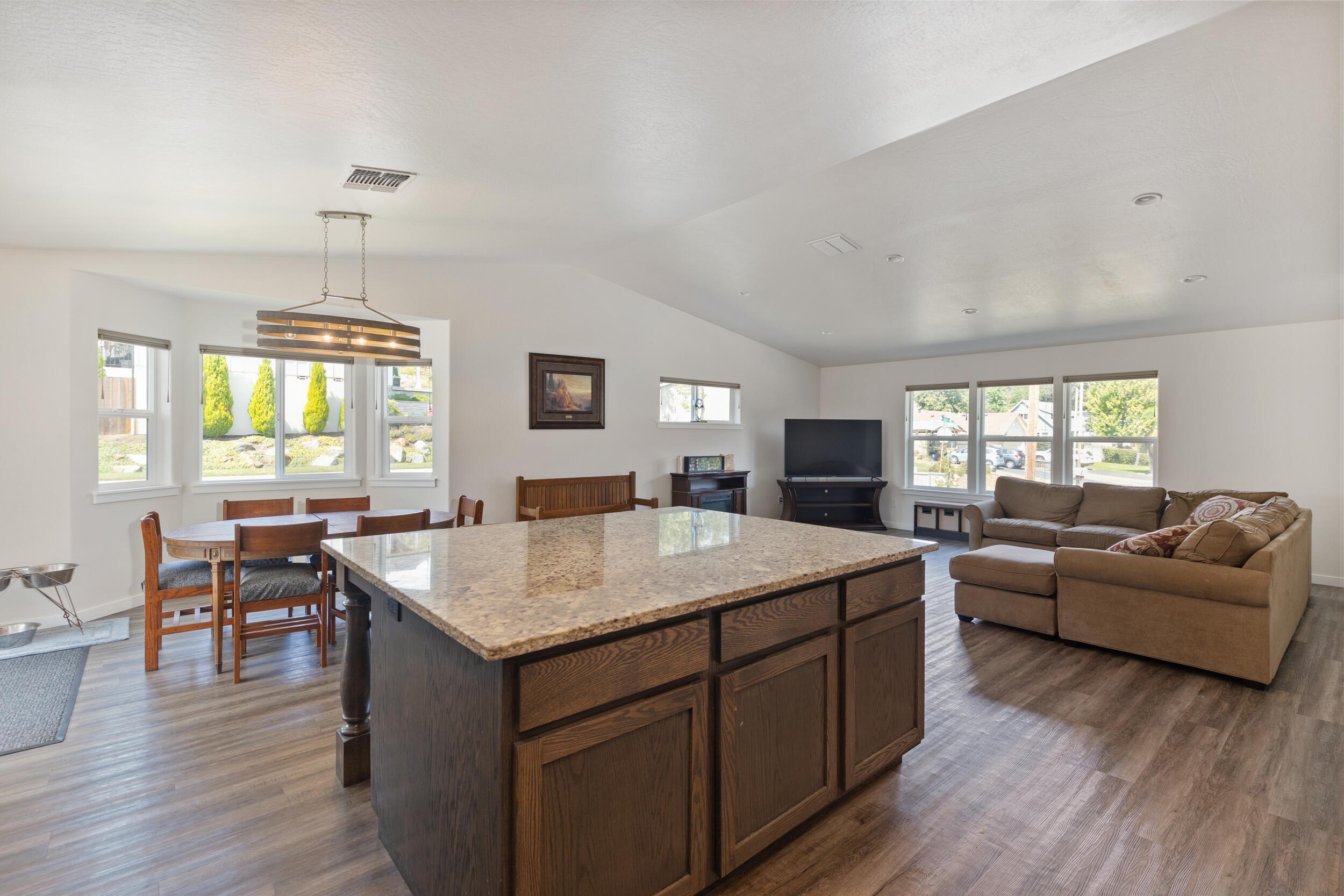 Grants Pass, Oregon, 97526, United States, 5 Bedrooms Bedrooms, ,4 BathroomsBathrooms,Residential,For Sale,1980751