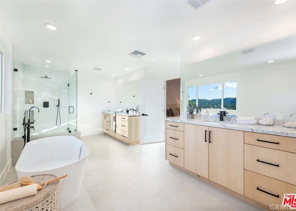 Woodland Hills, California, 91367, United States, 5 Bedrooms Bedrooms, ,4 BathroomsBathrooms,Residential,For Sale,2003511