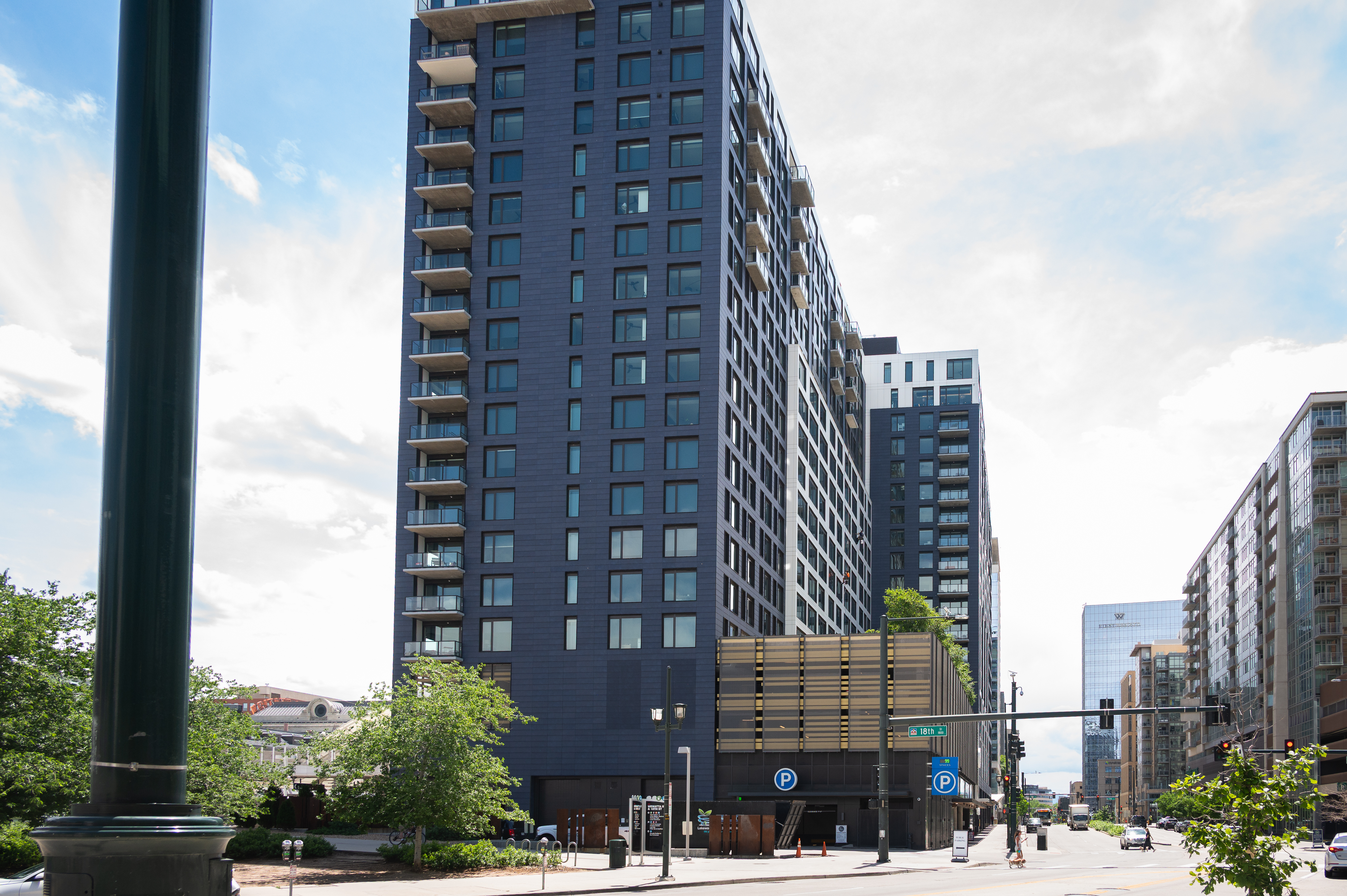  Ideal Downtown Location With Open Floorplan - 物件實景