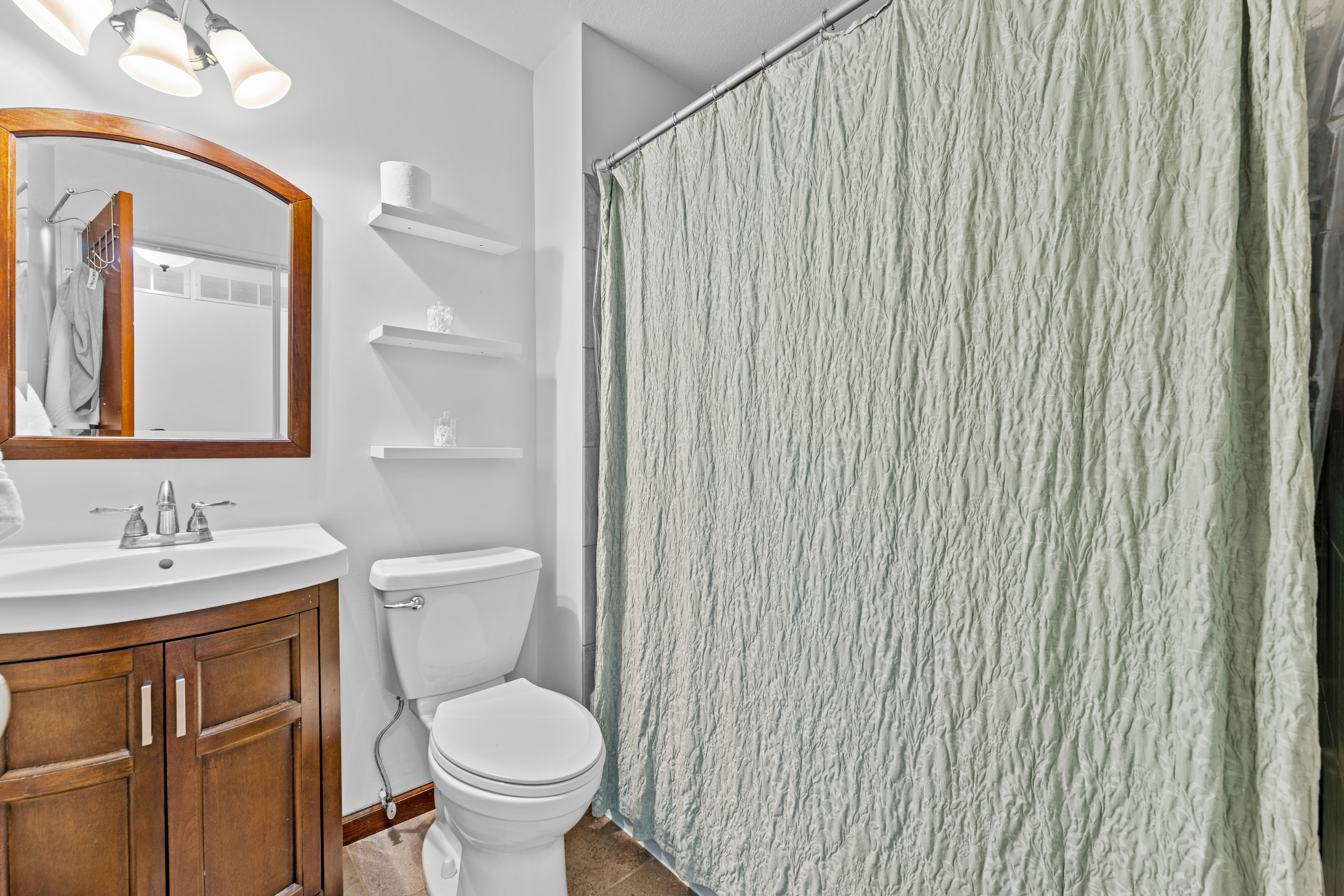  Exceptional low-maintenance brick and stone home makes - 物件實景