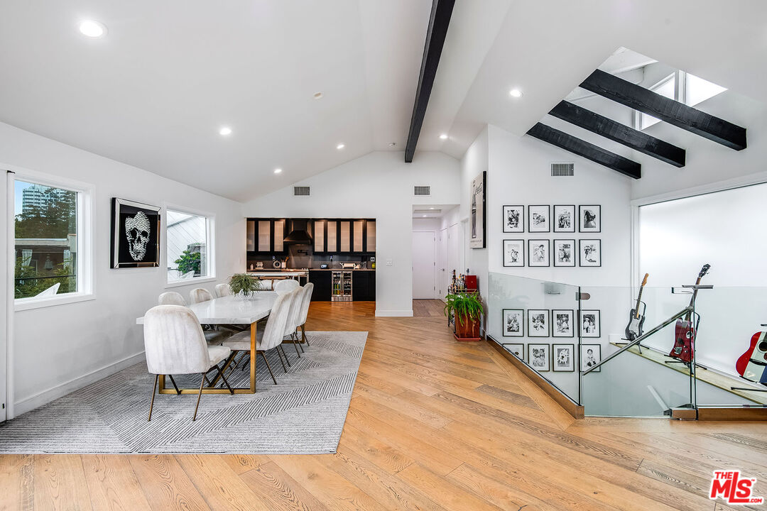 Los Angeles, California, 90068, United States, 6 Bedrooms Bedrooms, ,7 BathroomsBathrooms,Residential,For Sale,1840011