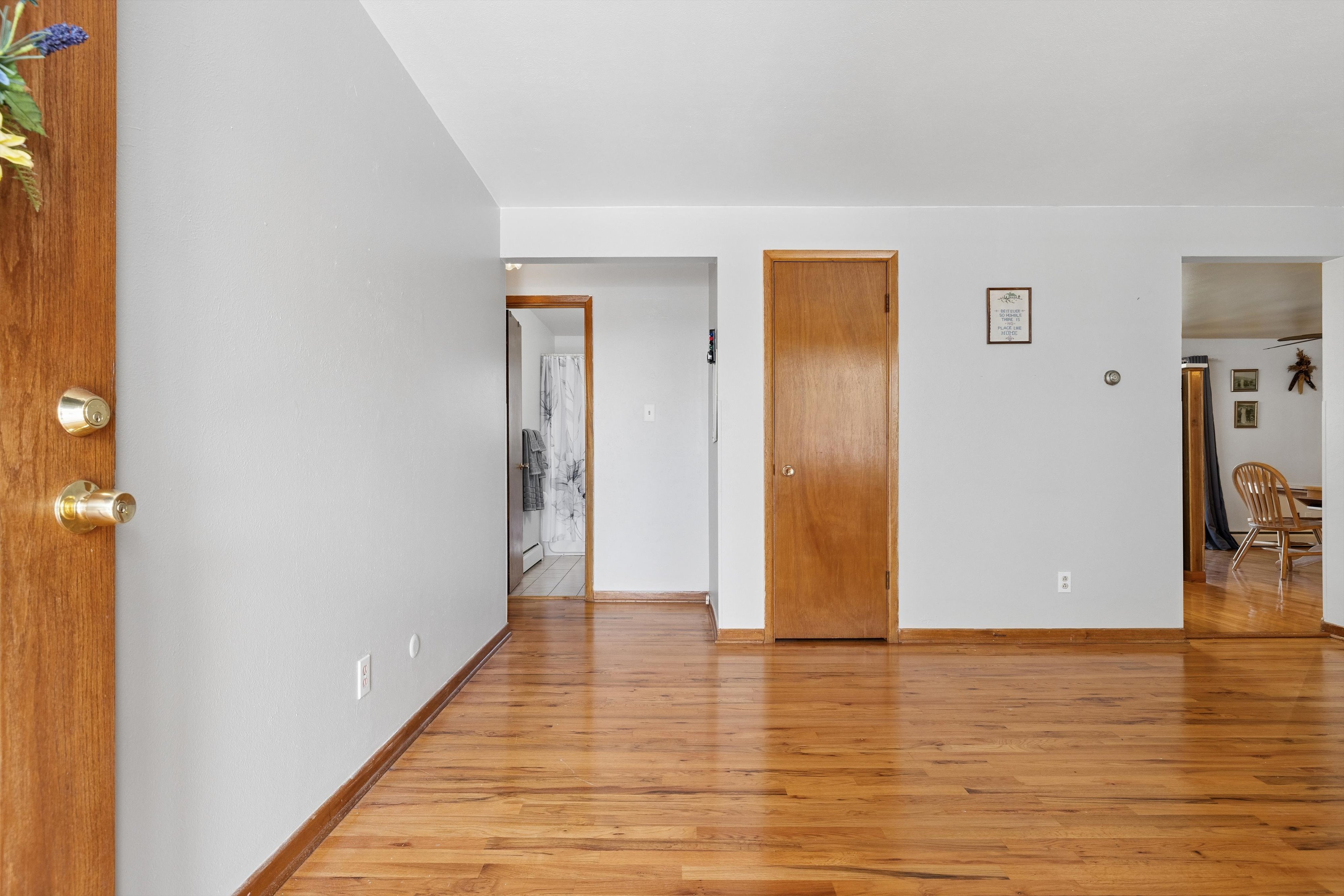  Charming brick ranch; inviting outdoor spaces, thoughtful interior updates - 物件實景