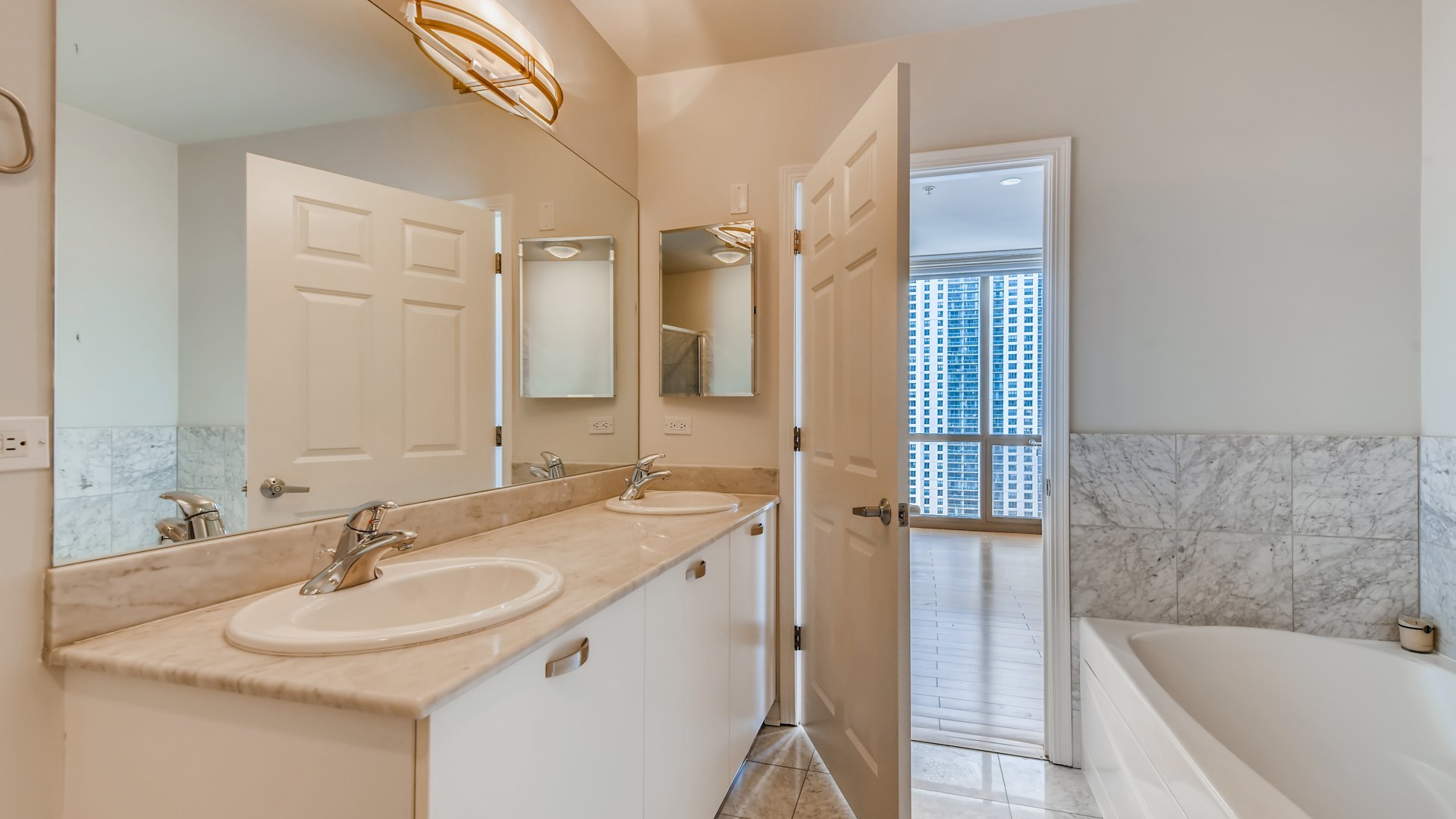 Chicago, Illinois, 60654, United States, 3 Bedrooms Bedrooms, ,4 BathroomsBathrooms,Residential,For Sale,1991279