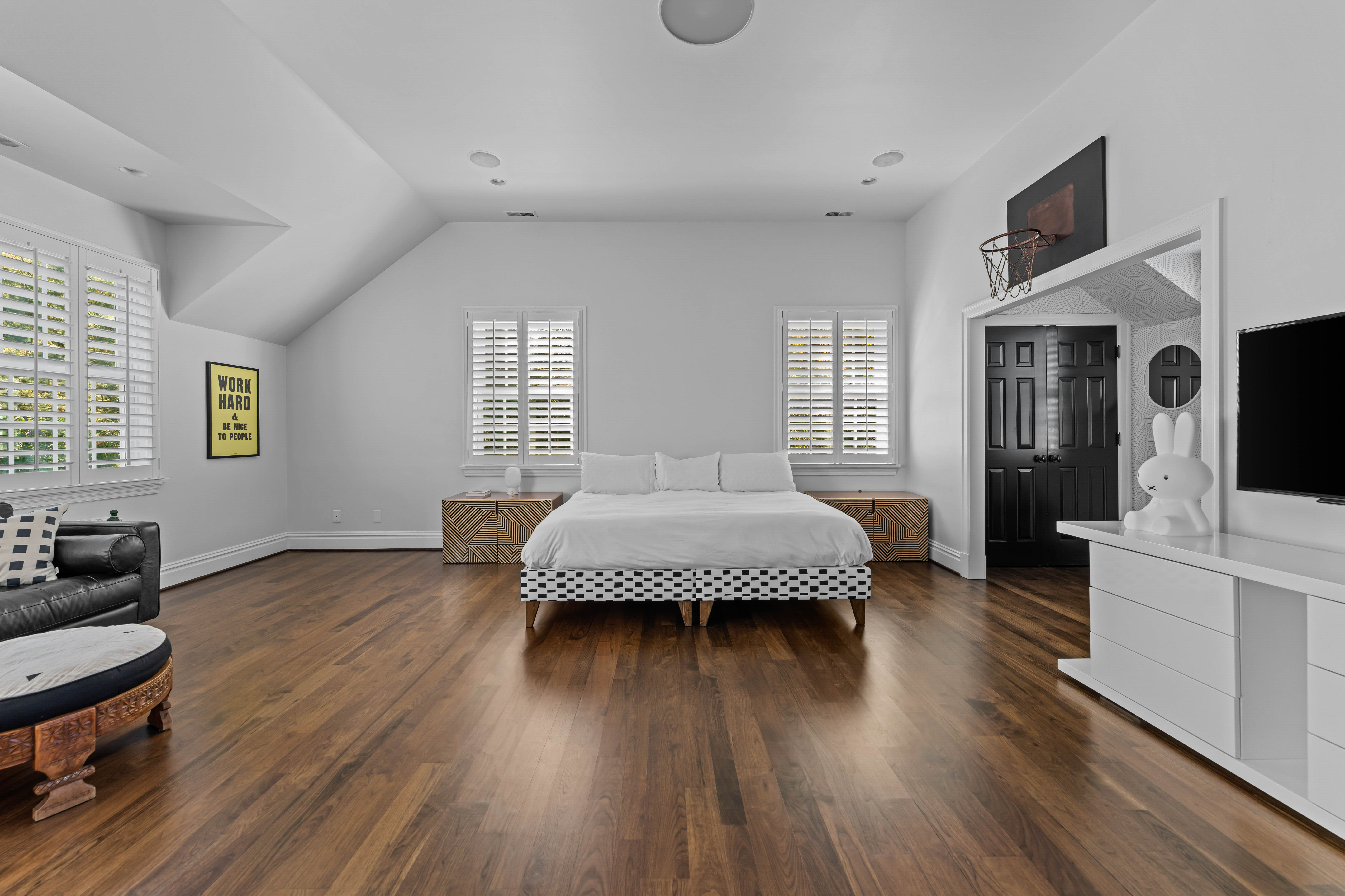  Stunning Private Estate Tucked Away on one of Ladue