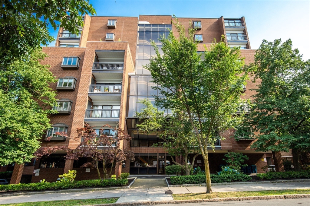 Brookline, Massachusetts, 02446, United States, 2 Bedrooms Bedrooms, ,2 BathroomsBathrooms,Residential,For Sale,1920109