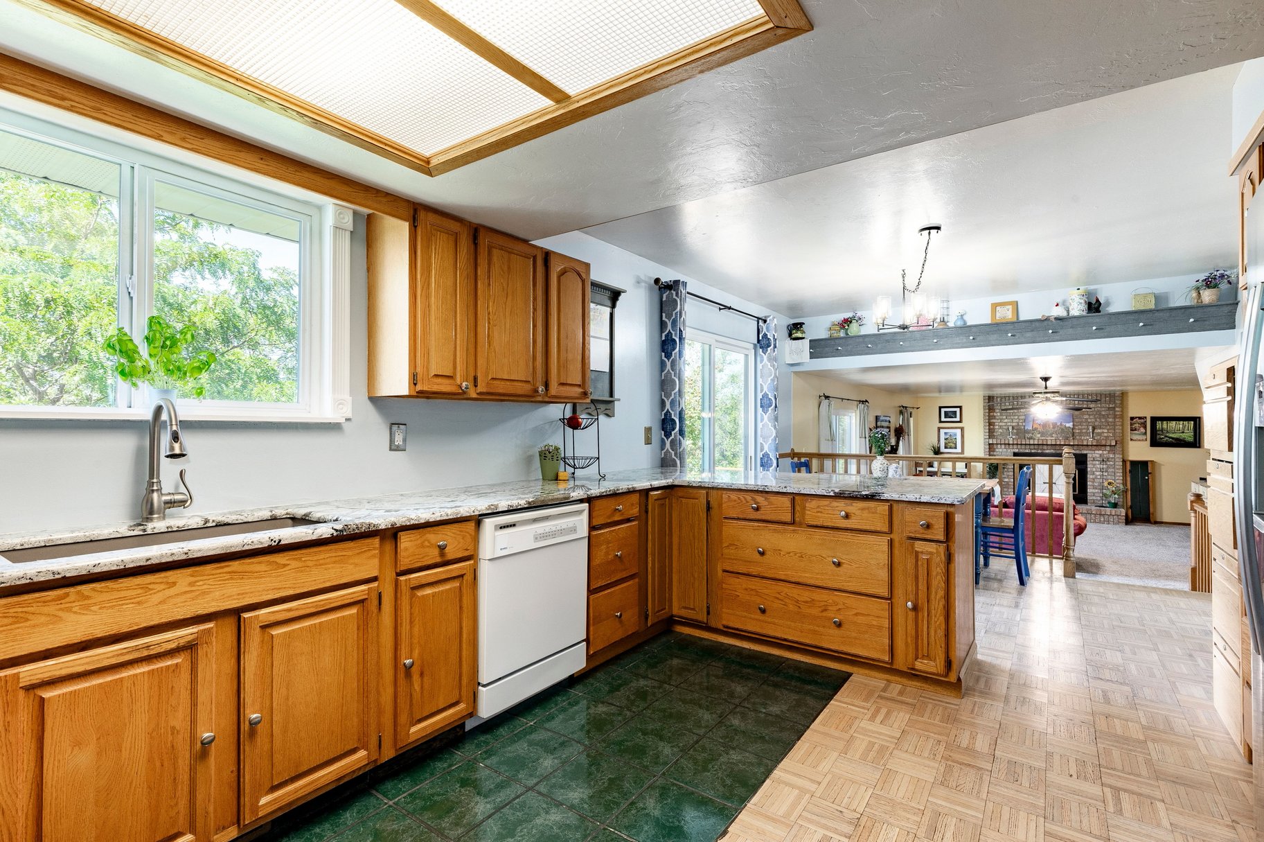  Large Multi-Level Sandy Home with Rentable Full Basement - 物件實景
