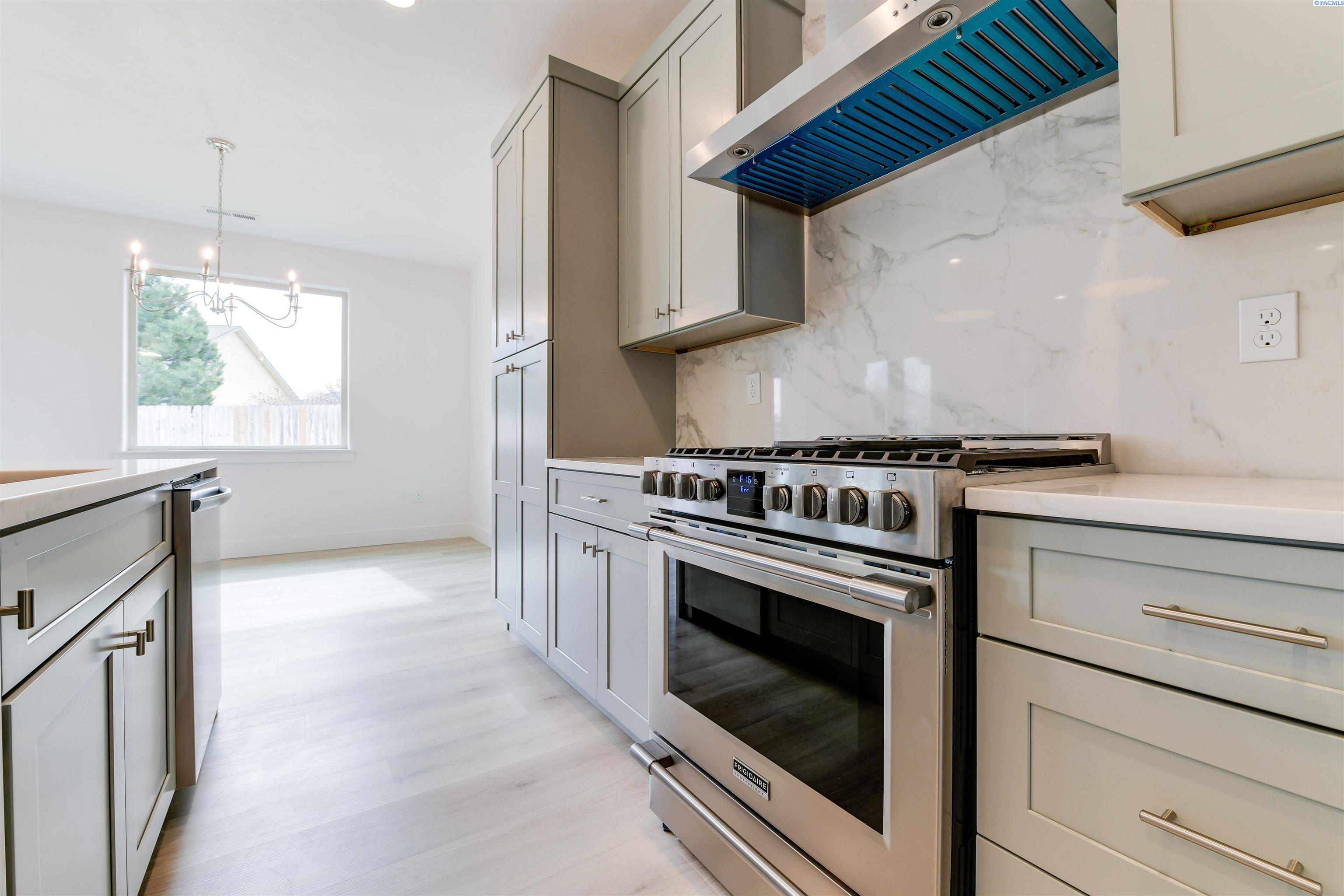 Richland, Washington, 99352, United States, 4 Bedrooms Bedrooms, ,1 BathroomBathrooms,Residential,For Sale,1992937