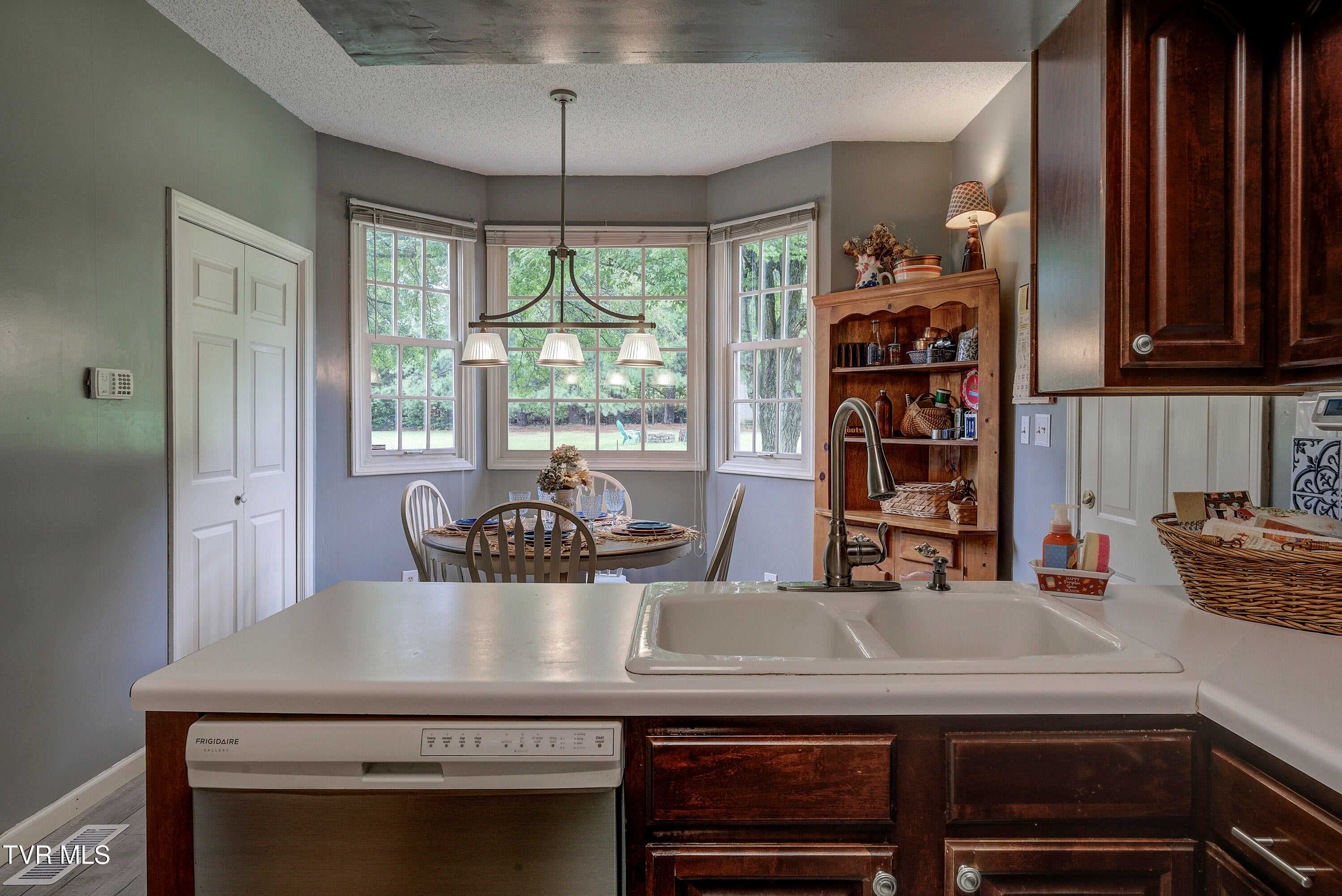 Kingsport, Tennessee, 37663, United States, 5 Bedrooms Bedrooms, ,3 BathroomsBathrooms,Residential,For Sale,1940461
