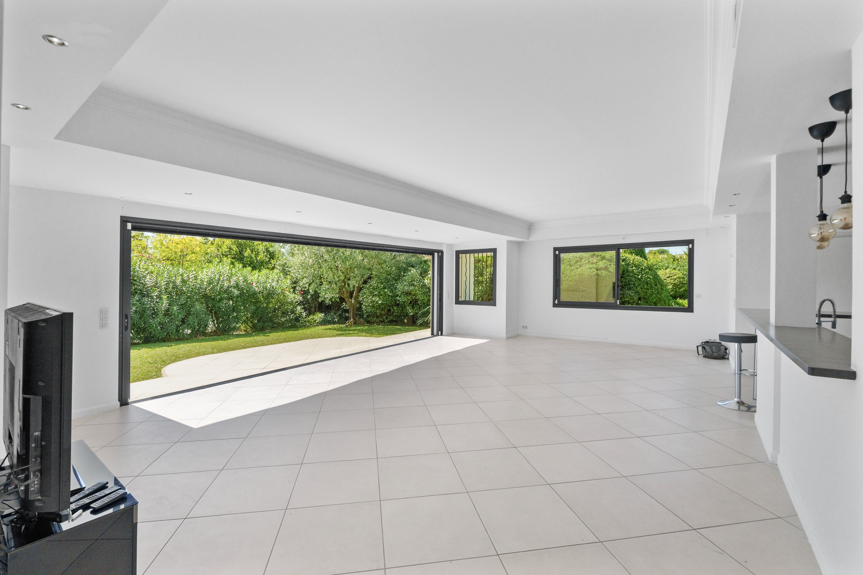  Contemporary single-storey villa with pool and pétanque court for sale in Mougi… - 物件實景
