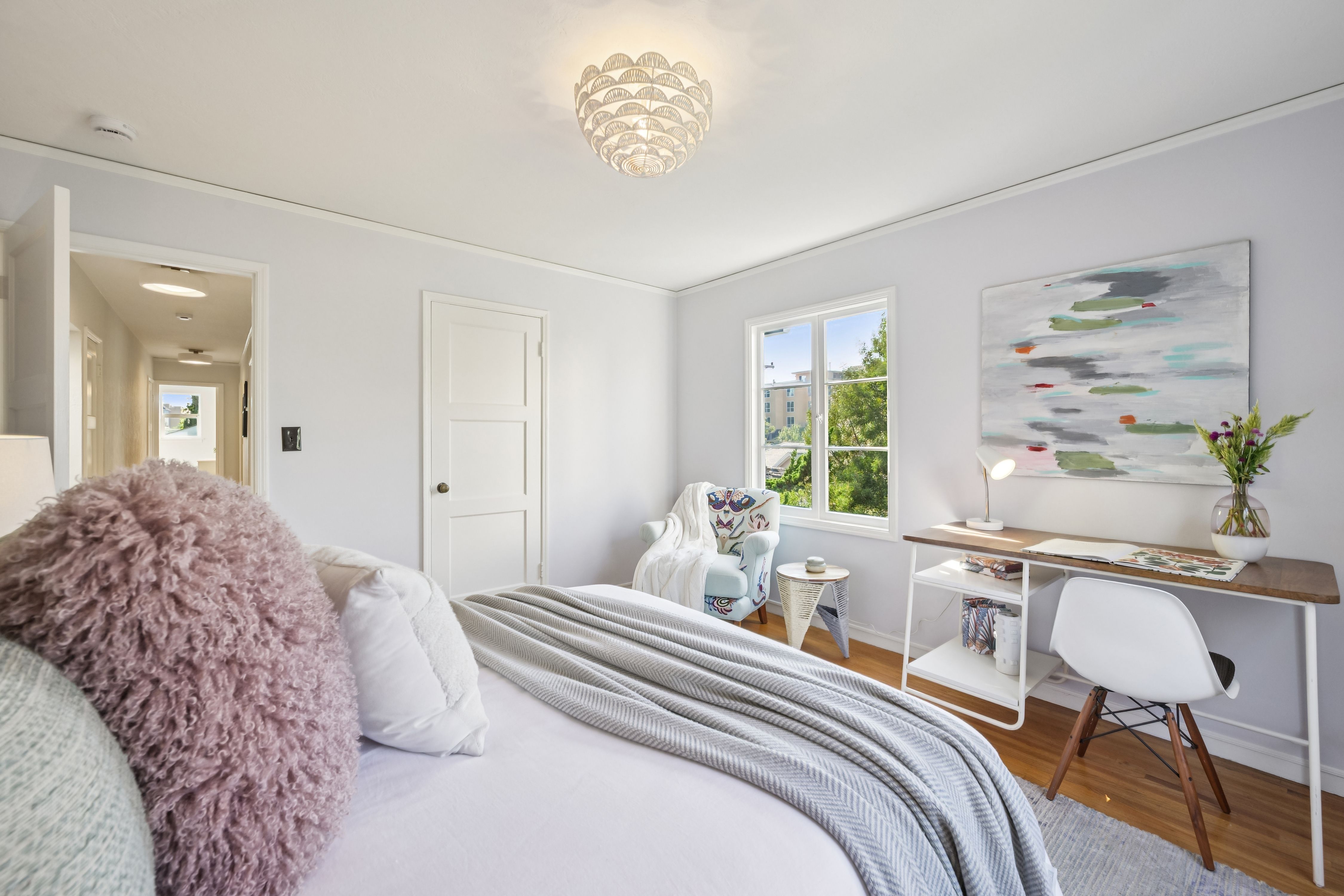  Spacious Corner-Lot Residence Offering Flexible Living Near Lake Merritt - 物件實景
