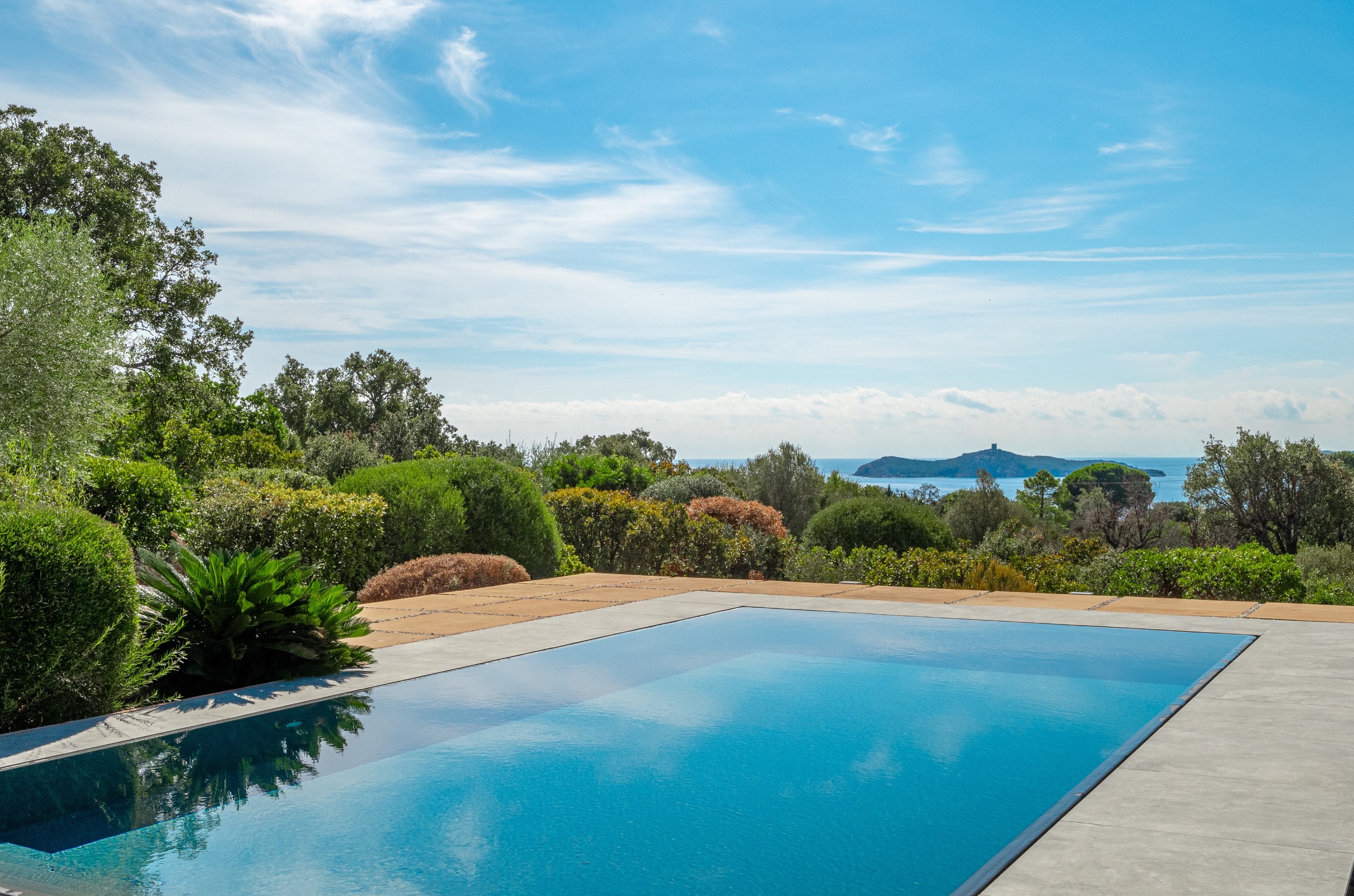 Contemporary 300 sqm villa with a mirror pool in Pinarello – 5 suites - 物件實景