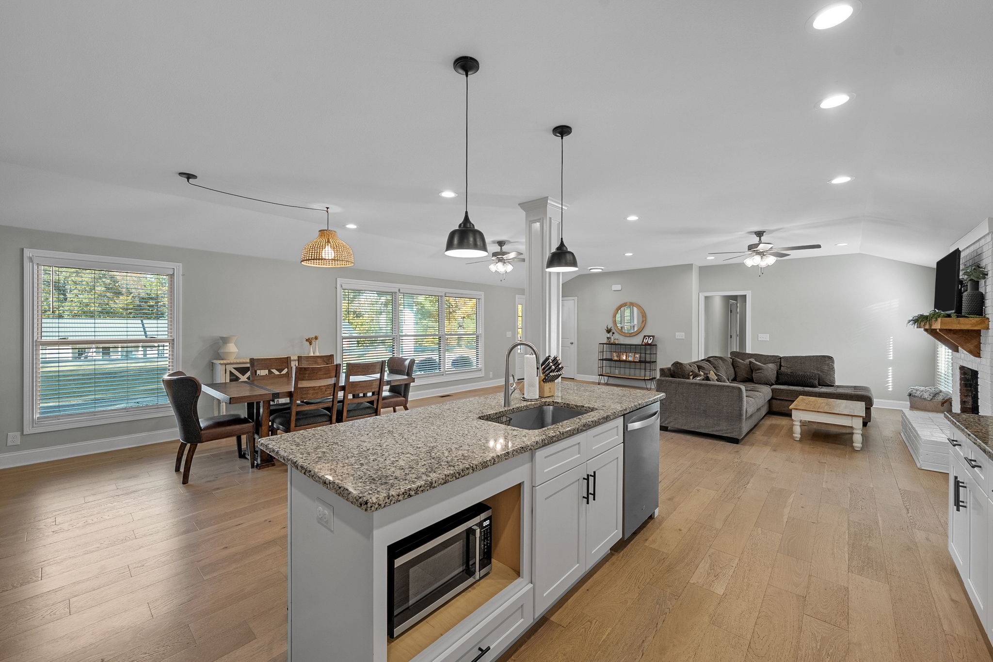 Clarksville, Tennessee, 37040, United States, 4 Bedrooms Bedrooms, ,3 BathroomsBathrooms,Residential,For Sale,1988852