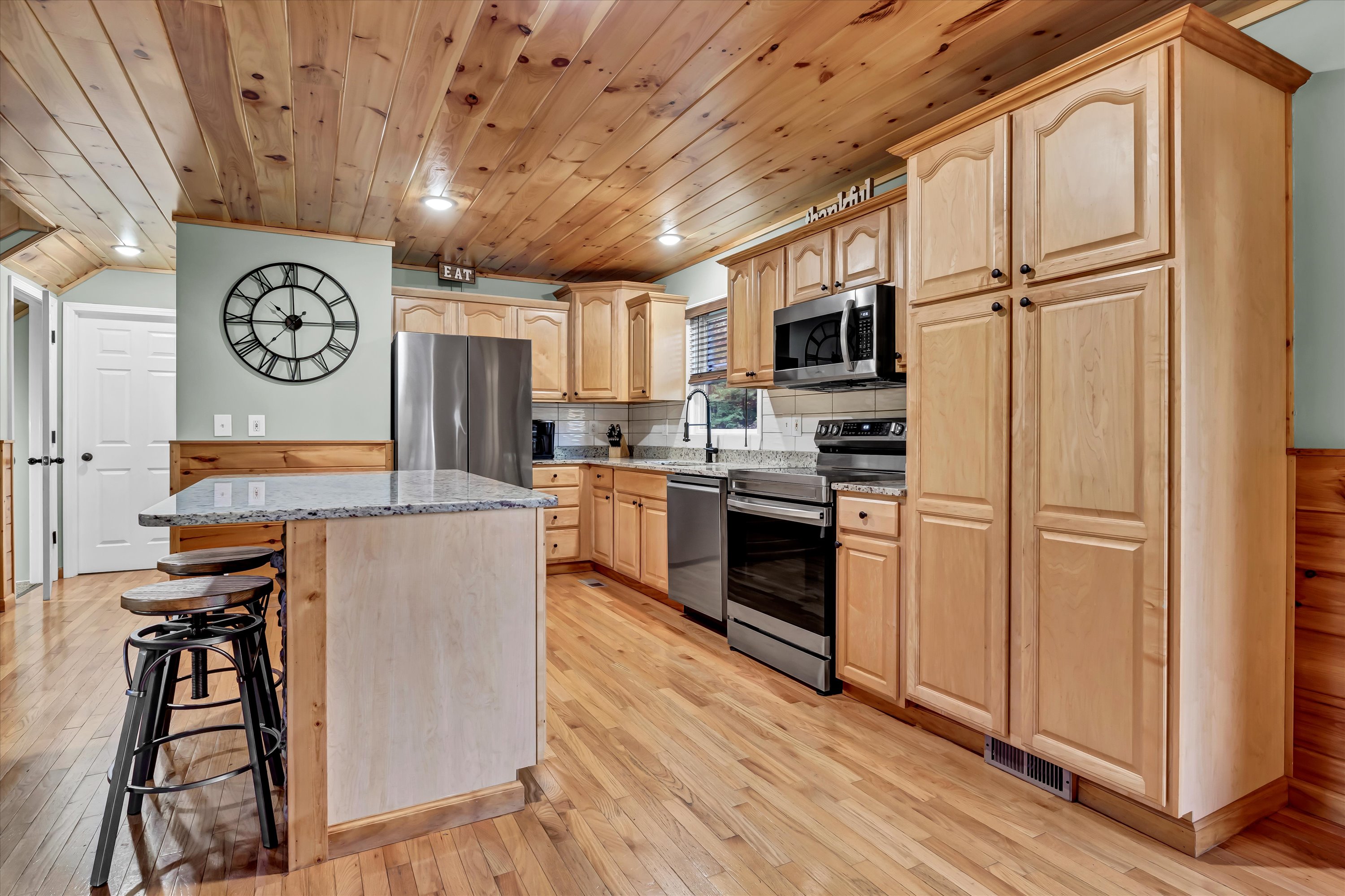 Sevierville, Tennessee, 37862, United States, 4 Bedrooms Bedrooms, ,5 BathroomsBathrooms,Residential,For Sale,1981038