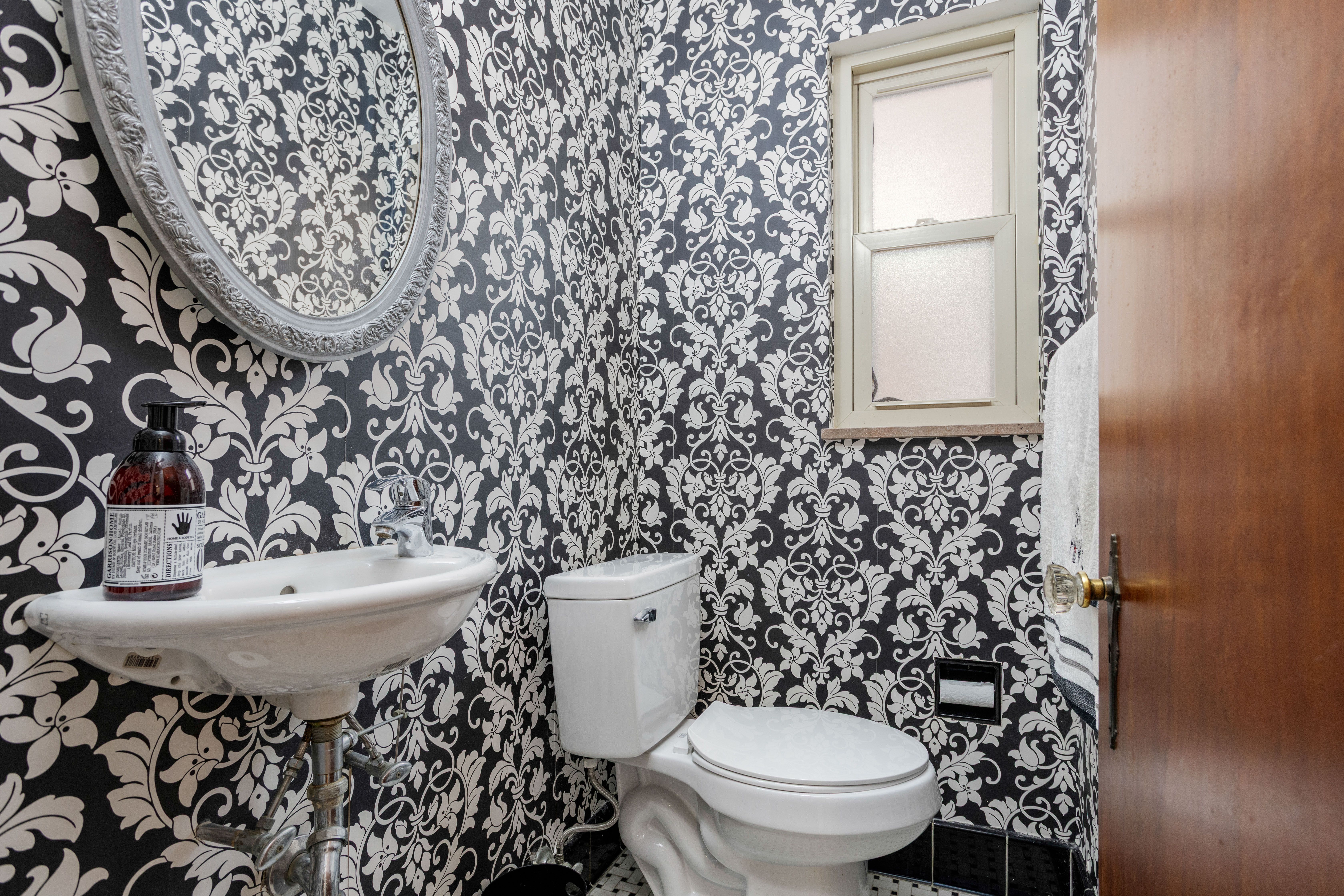 GrossePointeFarms, Michigan, 48236, United States, 3 Bedrooms Bedrooms, ,3 BathroomsBathrooms,Residential,For Sale,1806255