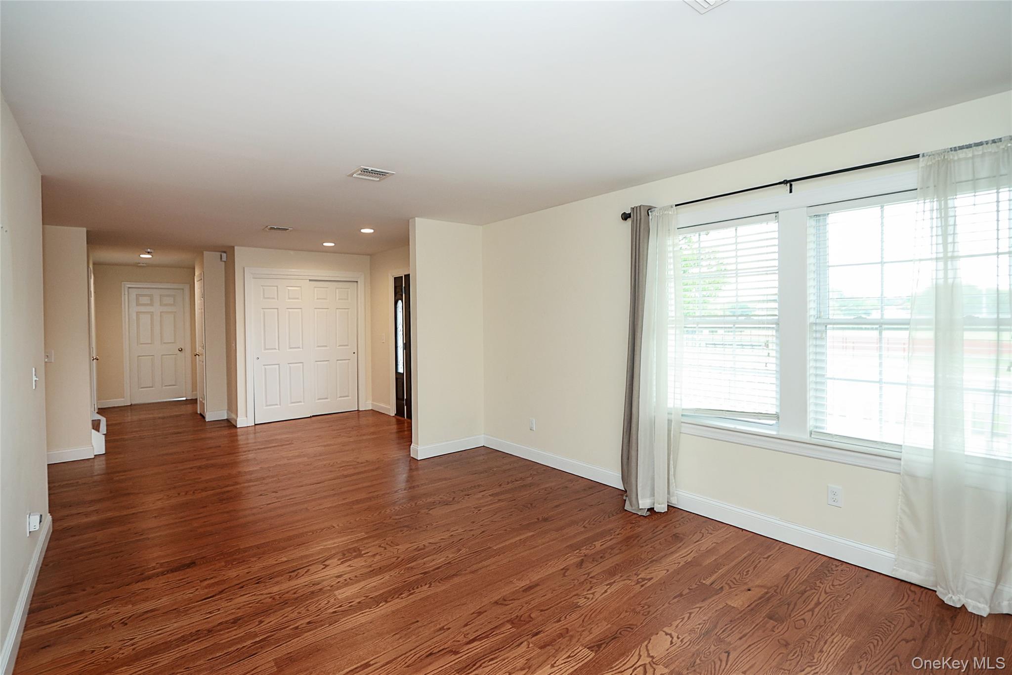  370 Rider Avenue, Patchogue, NY, 11772 - 物件實景