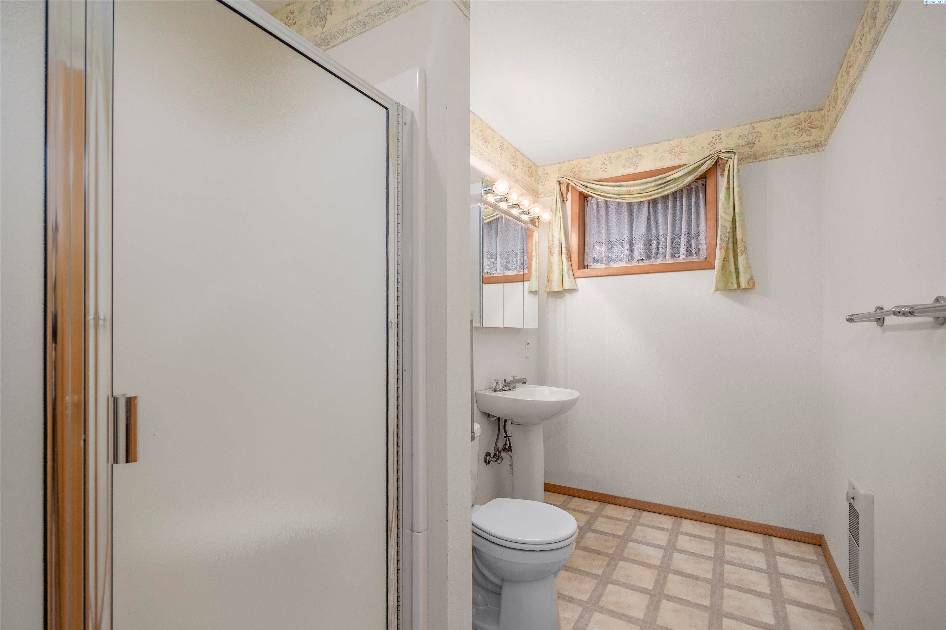 Sunnyside, Washington, 98944, United States, 3 Bedrooms Bedrooms, ,3 BathroomsBathrooms,Residential,For Sale,1973800