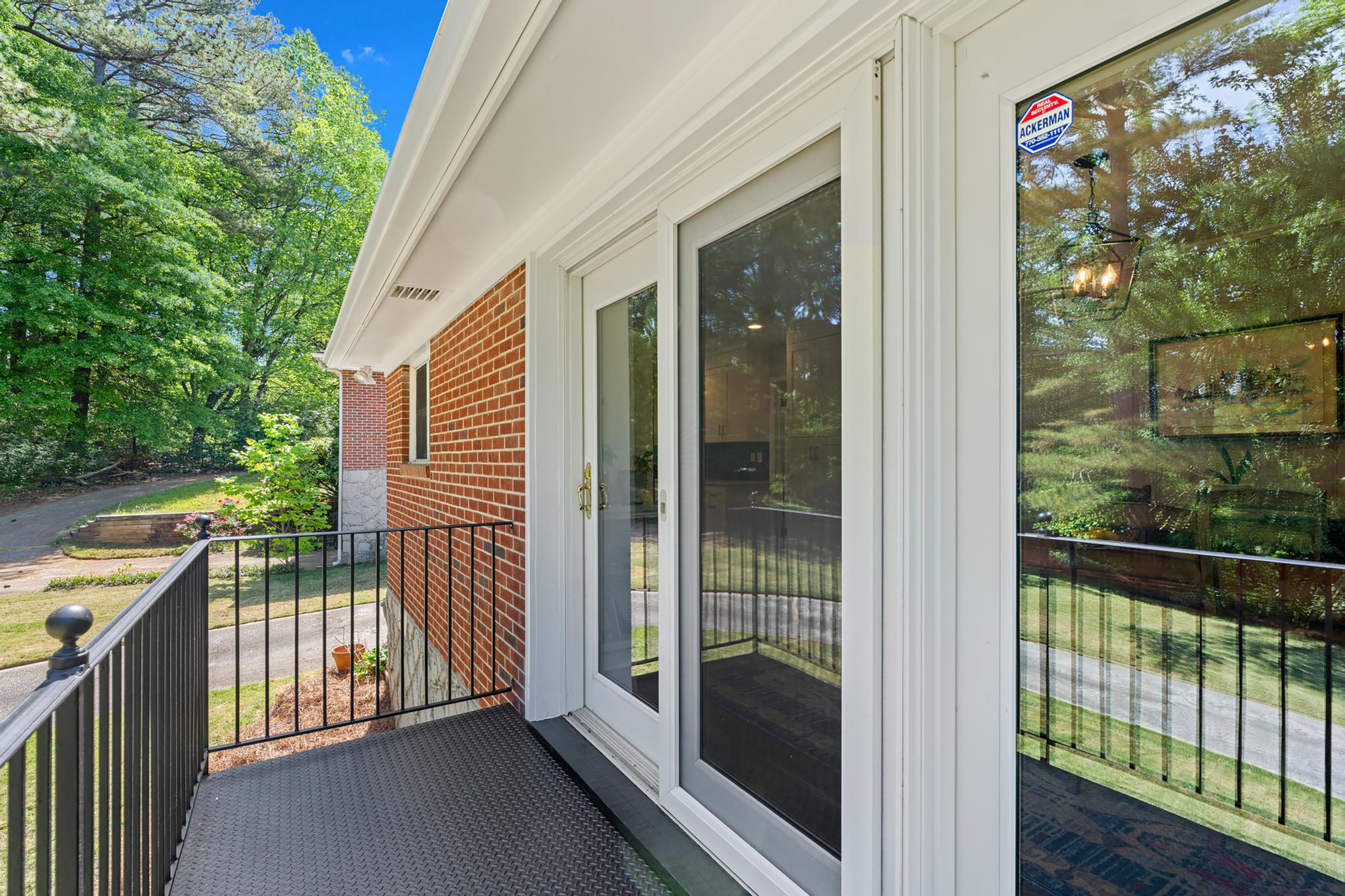  Lovely Ranch Home with Striking Curb Appeal and Modern Updates - 物件實景