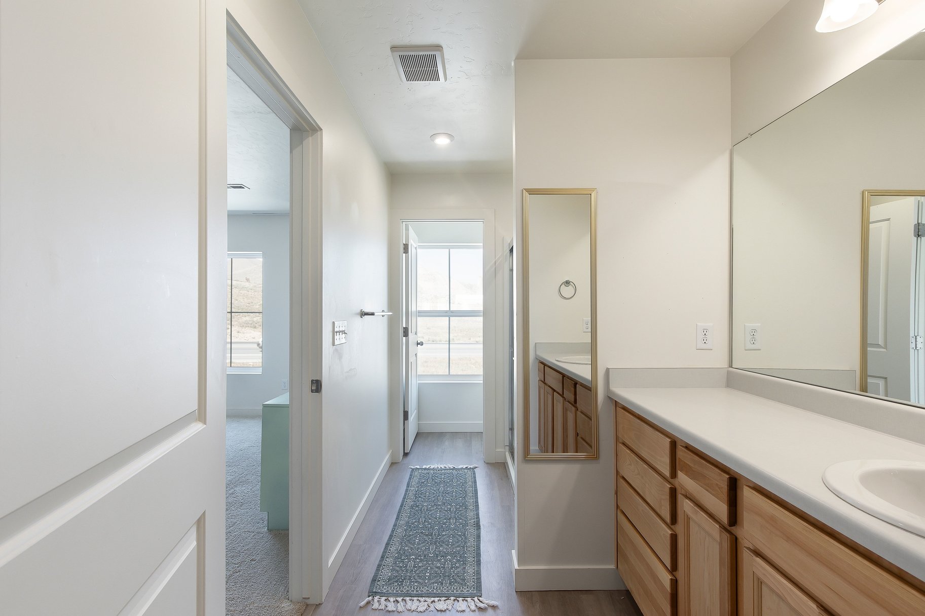  Bright & Quiet Townhome Ready to Be Your Next Home - 物件實景