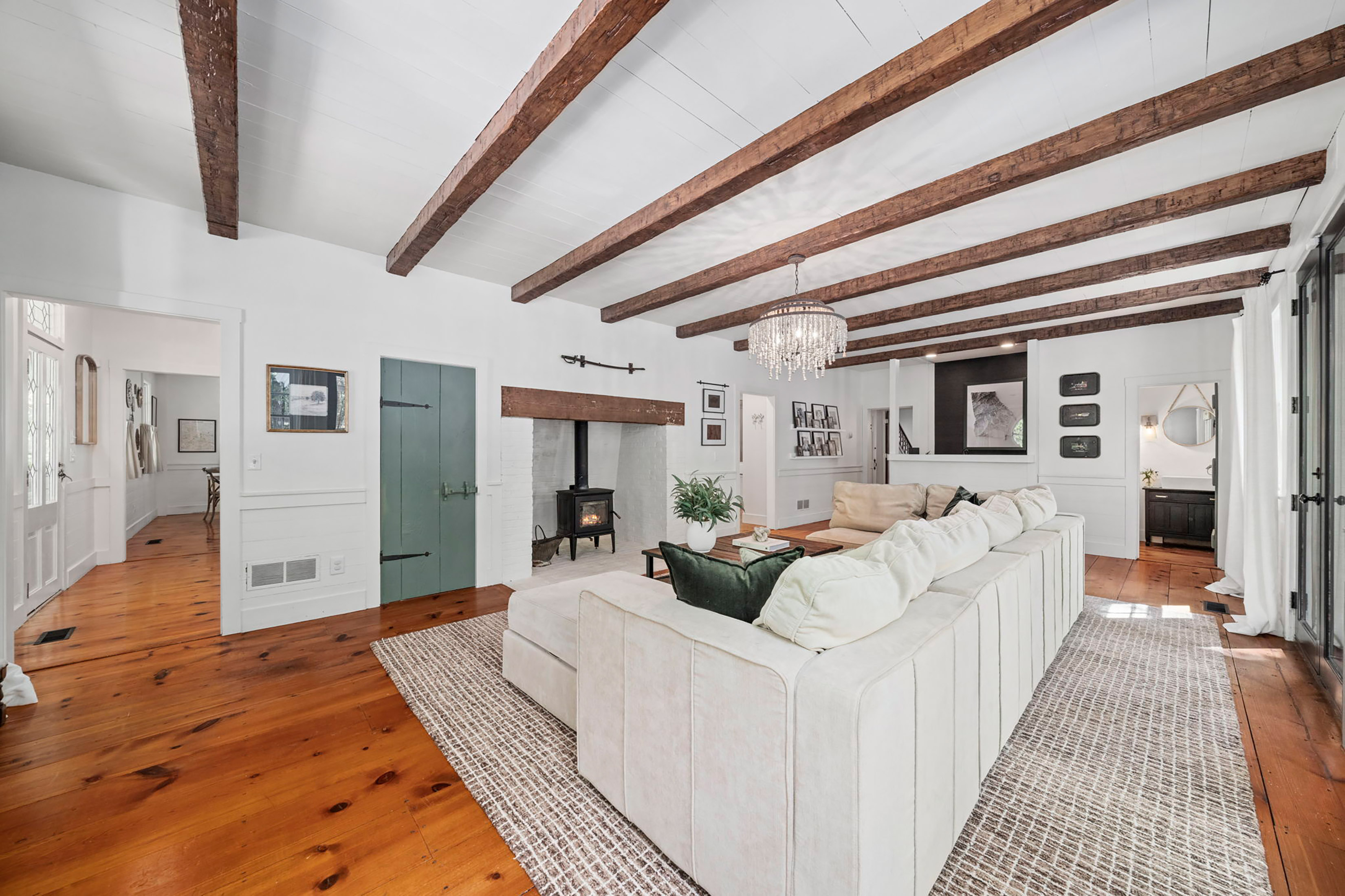  Live Timeless in Coveted Farmhouse on 4+ Private Gated Acres In Roswell - 物件實景