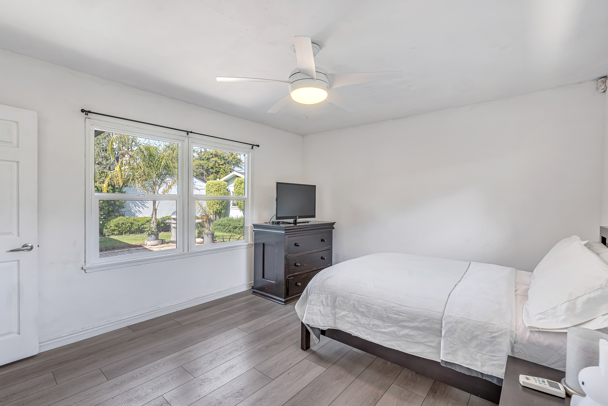  6626 Burnet Avenue - 物件實景